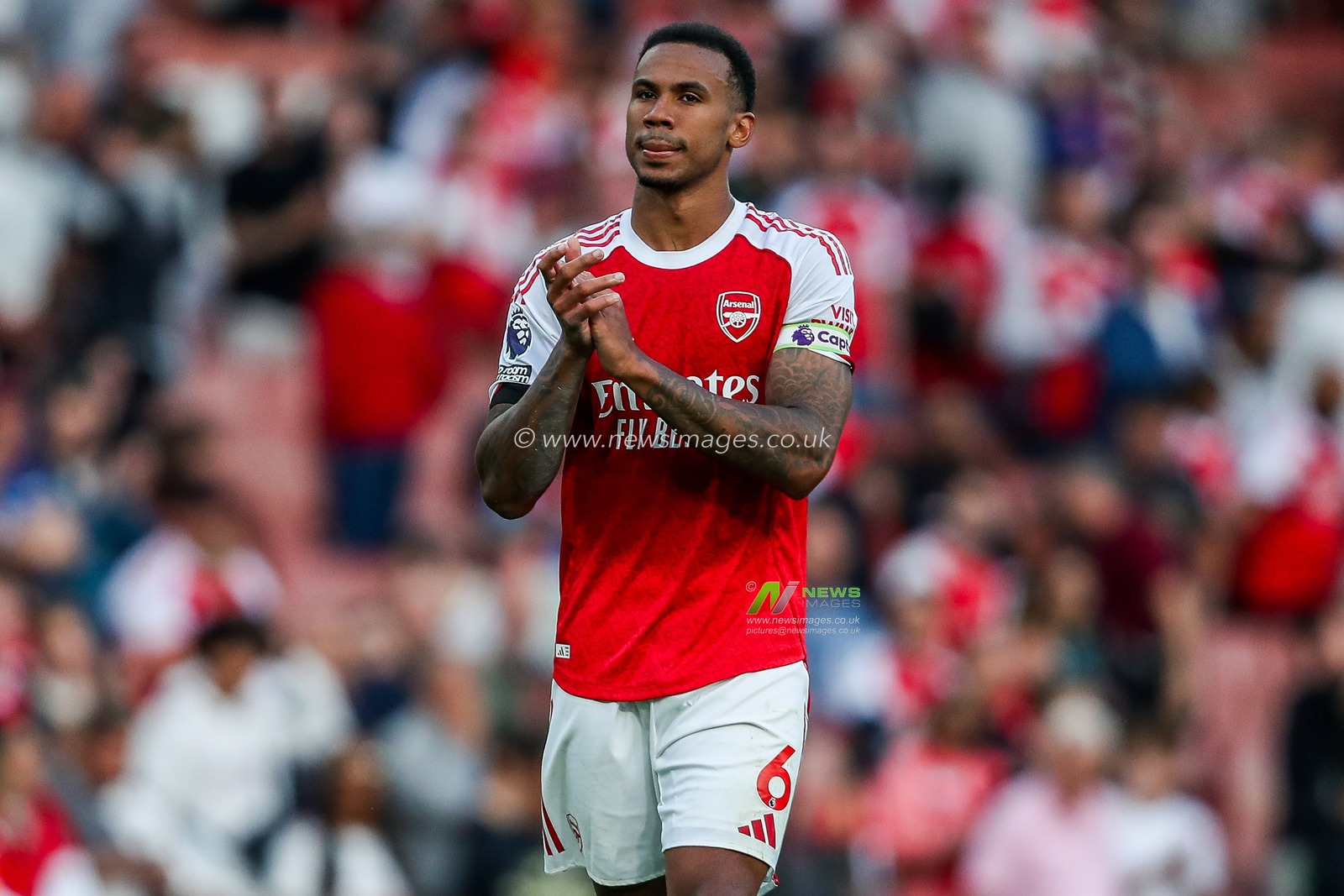 Gabriel Magalhaes of Arsenal acknowledges the fans after the teams victory following the Premier League match Arsenal vs Leeds United at Emirates Stadium, London, United Kingdom, 23rd August 2025

(Photo by Izzy Poles/News Images)