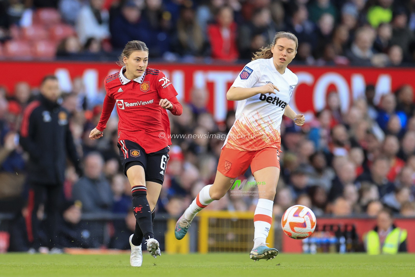 Hannah Blundell #6 of Manchester United passes the ball during the FA Women's Super League match Manchester United Women vs West Ham United Women at Old Trafford, Manchester, United Kingdom, 25th March 2023

(Photo by Conor Molloy/News Images)