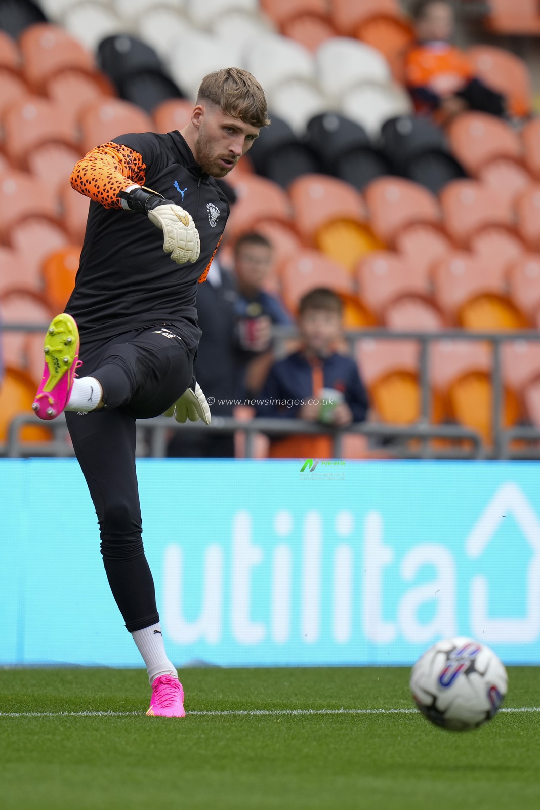 Daniel Grimshaw #32 of Blackpool warms up before the Sky Bet League 1 match Blackpool vs Burton Albion at Bloomfield Road, Blackpool, United Kingdom, 5th August 2023

(Photo by Steve Flynn/News Images)