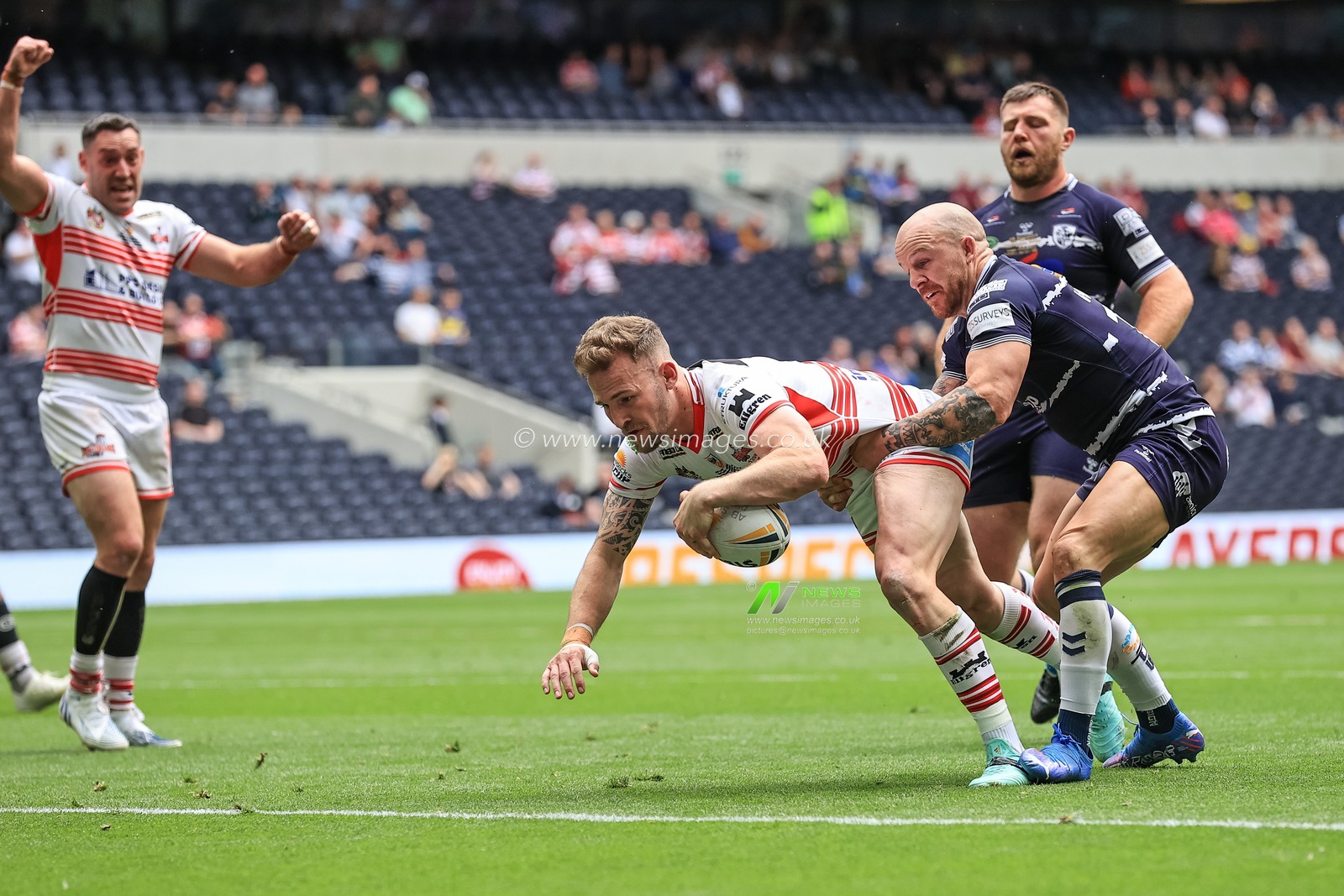 Ben Reynolds #6 of Leigh Centurions goes over for a try