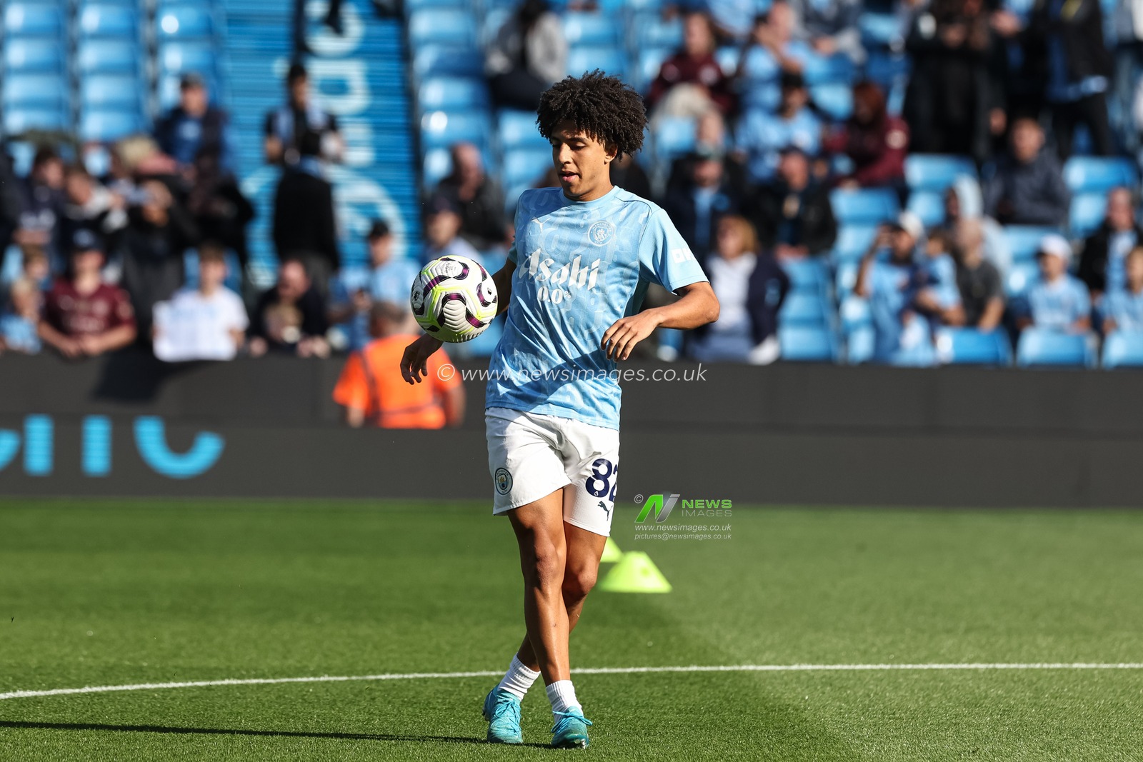 Rico Lewis of Manchester City in the pregame warmup session during the Premier League match Manchester City vs Fulham at Etihad Stadium, Manchester, United Kingdom, 5th October 2024

(Photo by Mark Cosgrove/News Images)
