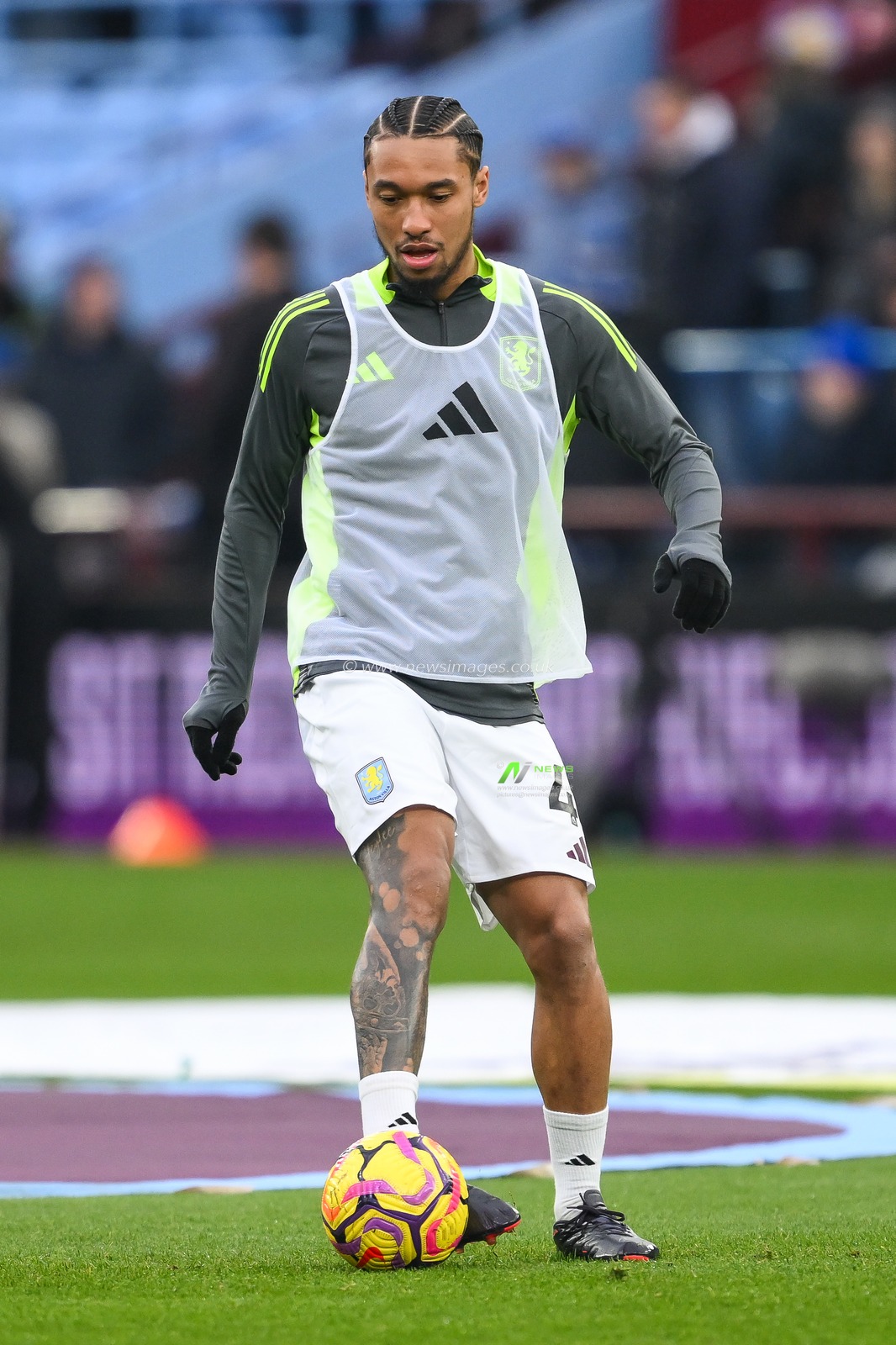 Boubacar Kamara of Aston Villa during the pre-game warmup ahead of the Premier League match Aston Villa vs Leicester City at Villa Park, Birmingham, United Kingdom, 4th January 2025

(Photo by Craig Thomas/News Images)