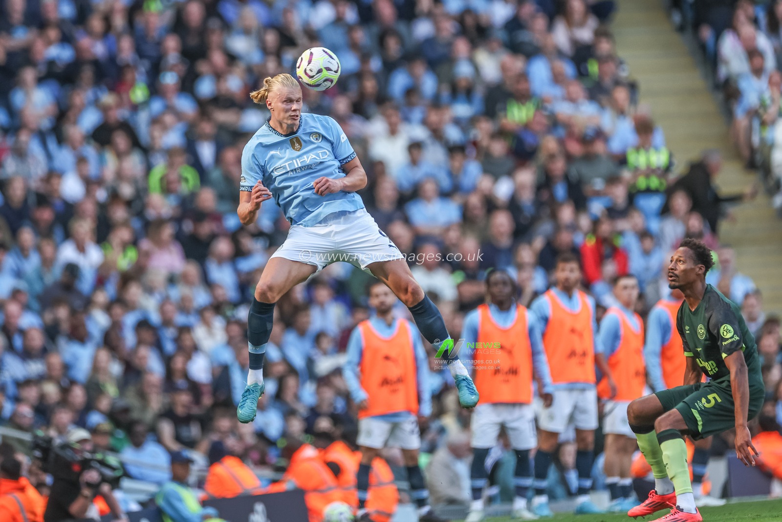Erling Haaland of Manchester City jumps up to win the high ball during the Premier League match Manchester City vs Brentford at Etihad Stadium, Manchester, United Kingdom, 14th September 2024

(Photo by Mark Cosgrove/News Images)