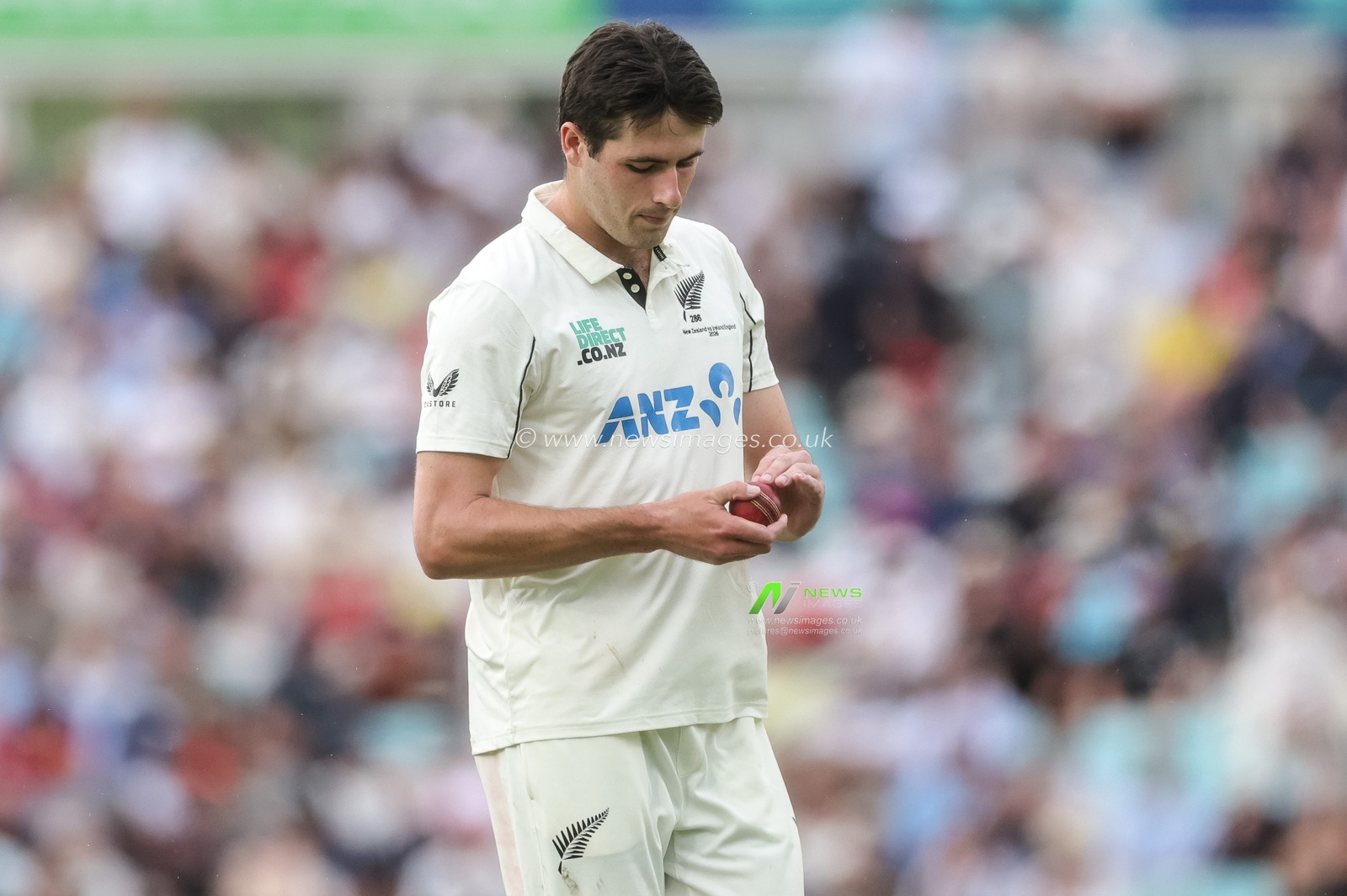 Will O'Rourke of New Zealand checks the ball during the 2nd Rothesay Test Match Day 2 match England vs New Zealand at The Kia Oval, London, United Kingdom on 18 June 2026

(Photo by Mark Cosgrove/News Images)