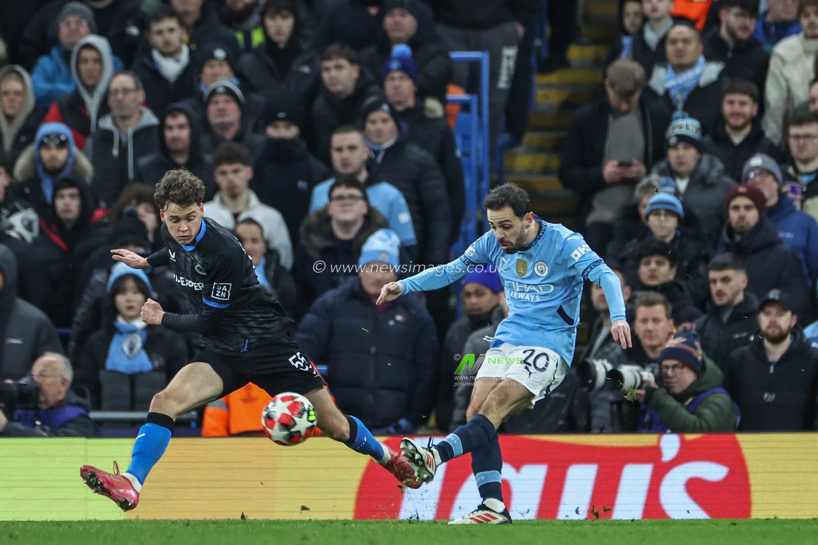 Bernardo Silva of Manchester City crosses the ball during the UEFA Champions League Matchday 8 of 8 Manchester City vs Club Brugge at Etihad Stadium, Manchester, United Kingdom, 29th January 2025

(Photo by Mark Cosgrove/News Images)