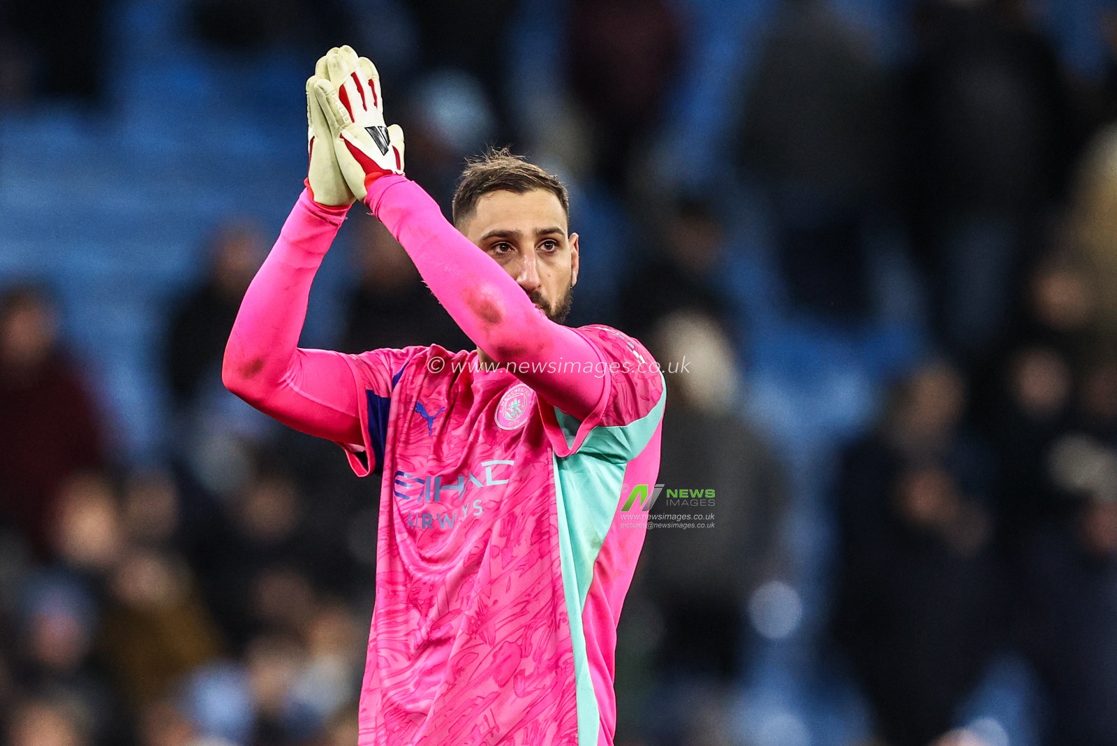 Manchester City goalkeeper Gianluigi Donnarumma applauds the fans after the game during the Premier League match Manchester City vs Brighton and Hove Albion at Etihad Stadium, Manchester, United Kingdom, 7th January 2026

(Photo by Alfie Cosgrove/News Images)

*** GER AUT SUI OUT ***