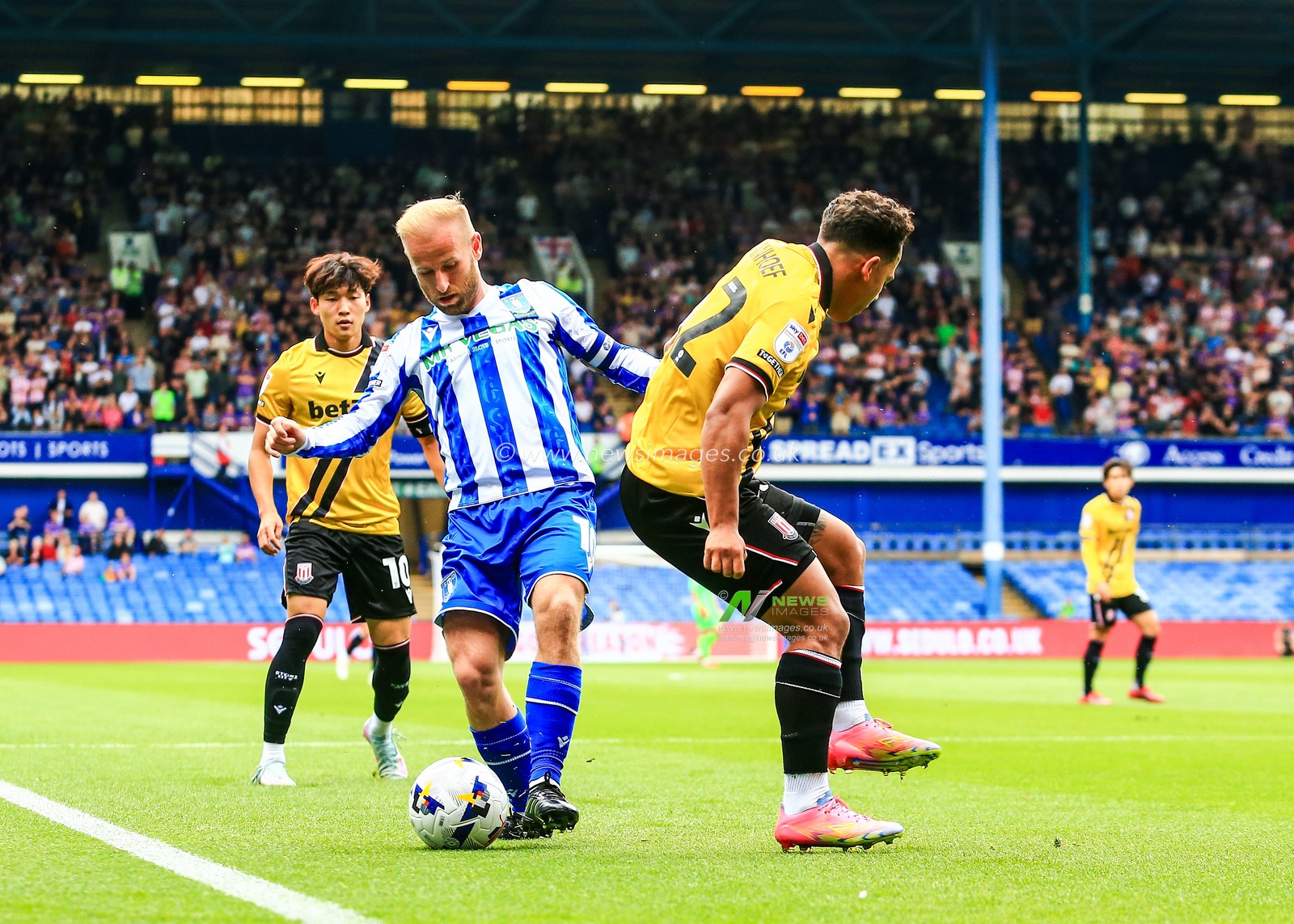 Million Manhoef of Stoke City is tackled by Barry Bannan of Sheffield Wednesday during the Sky Bet Championship match Sheffield Wednesday vs Stoke City at Hillsborough, Sheffield, United Kingdom, 16th August 2025

(Photo by Richard Bierton/News Images)