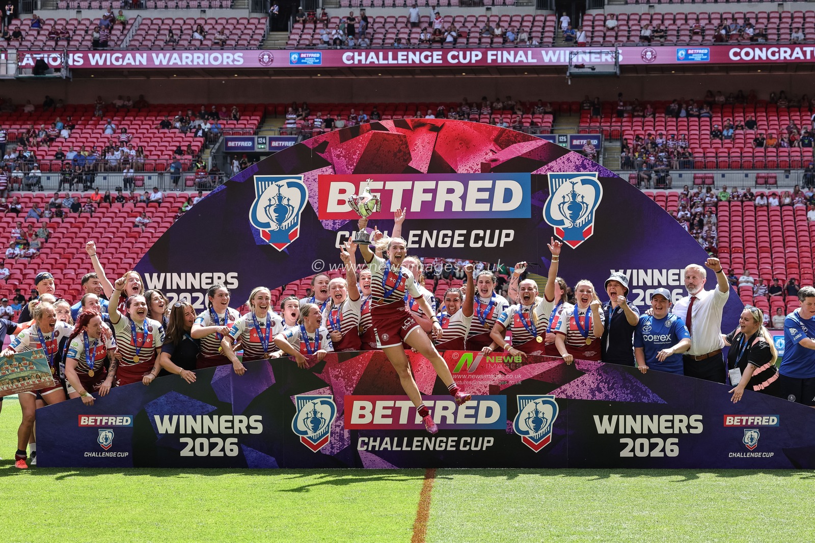 Wigan Warriors lift the Betfred Women's Challenge Cup during the Betfred Women's Challenge Cup Final Wigan Warriors vs St Helens at Wembley Stadium, London, United Kingdom on 30 May 2026

(Photo by Mark Cosgrove/News Images)