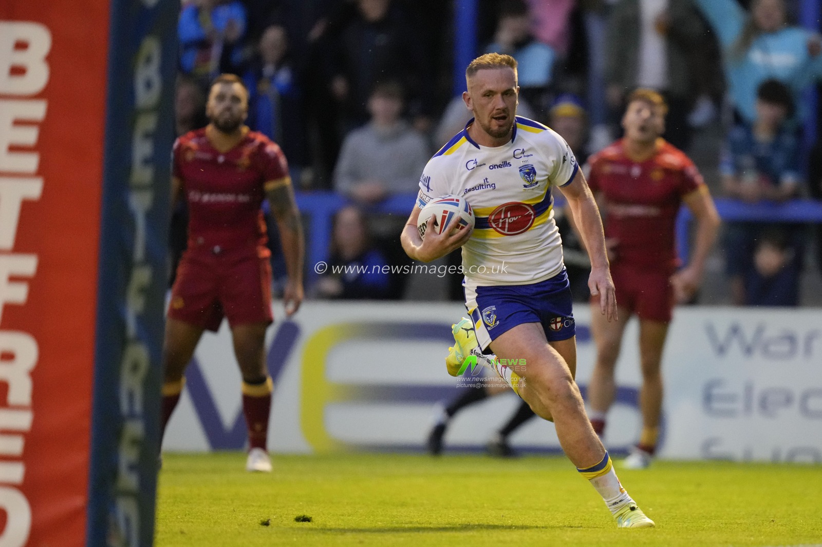 Ben Currie #11 of Warrington Wolves runs in to score a try during the Betfred Super League Round 21 match Warrington Wolves vs Catalans Dragons at Halliwell Jones Stadium, Warrington, United Kingdom, 4th August 2023

(Photo by Steve Flynn/News Images)