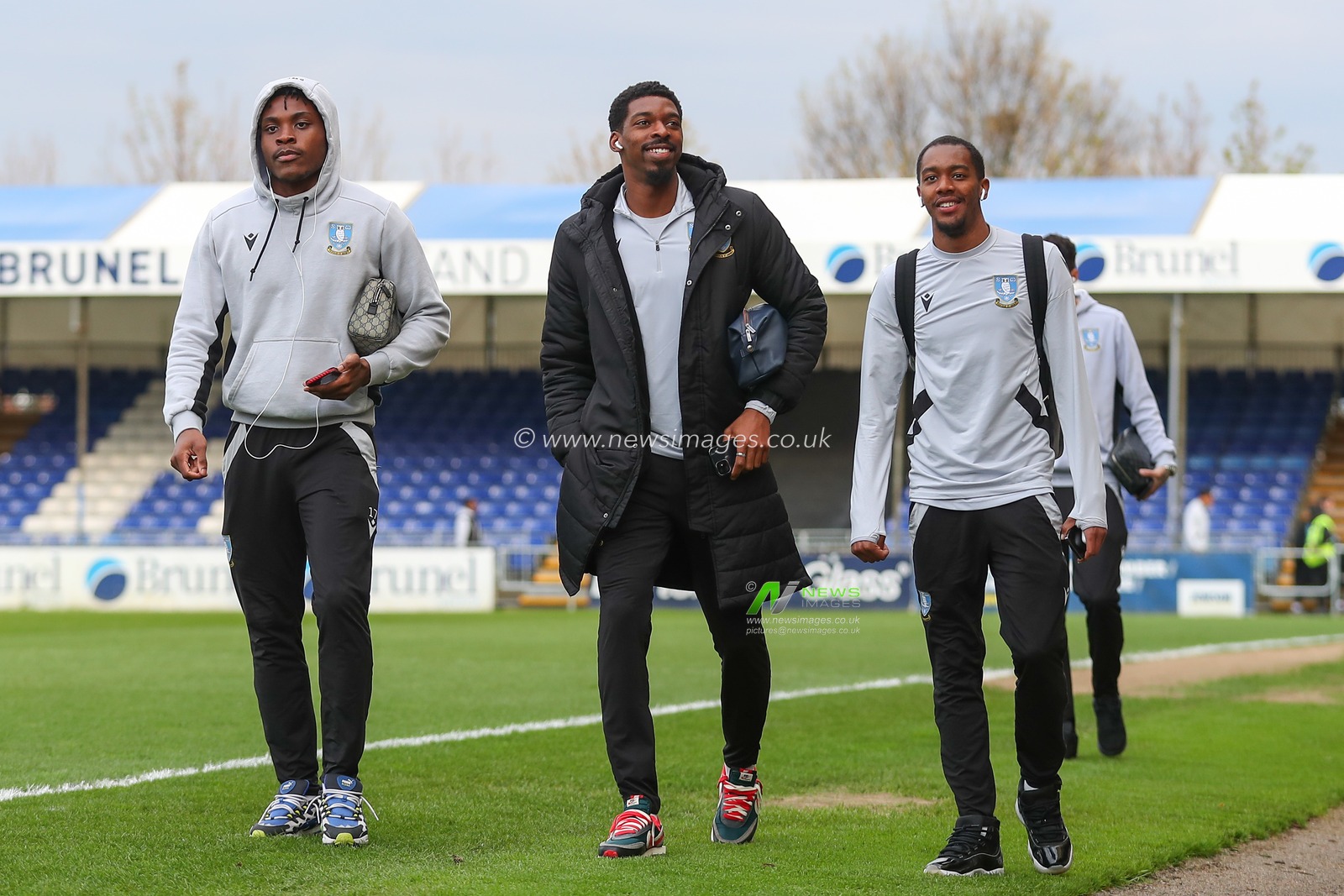 Tyreeq Bakinson #19 of Sheffield Wednesday arrives with teammates ahead of the Sky Bet League 1 match Bristol Rovers vs Sheffield Wednesday at Memorial Stadium, Bristol, United Kingdom, 18th April 2023

(Photo by Gareth Evans/News Images)