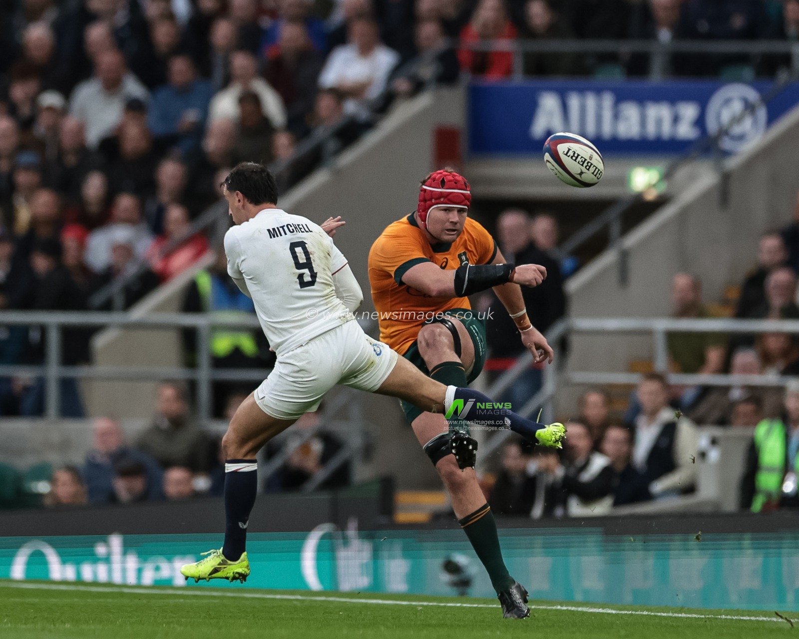 Harry Wilson of Australia kicks up field during the Quilter Nations Series 2025 match England vs Australia at Allianz Stadium, Twickenham, United Kingdom, 1st November 2025

(Photo by Mark Cosgrove/News Images)

*** GER AUT SUI OUT ***
