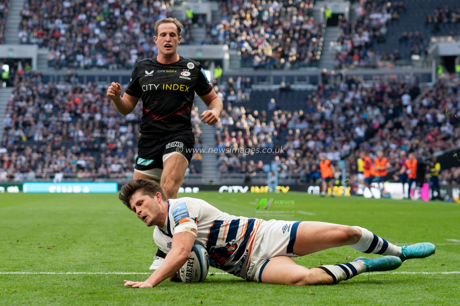 Piers O'Conor #13 of Bristol Bears scores a try