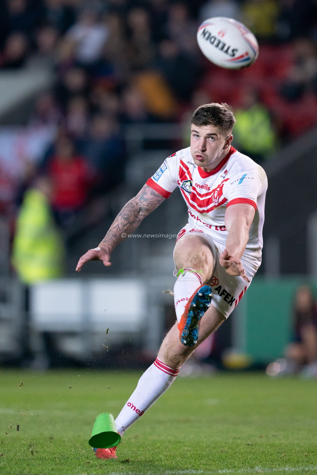 St. Helens's Mark Percival scores a conversion goal



22nd February 2019 , Totally Wicked Stadium, St Helens, England;  Betfred Super League, Round 3, St Helens vs Leeds Rhinos

Credit: Terry Donnelly/News Images