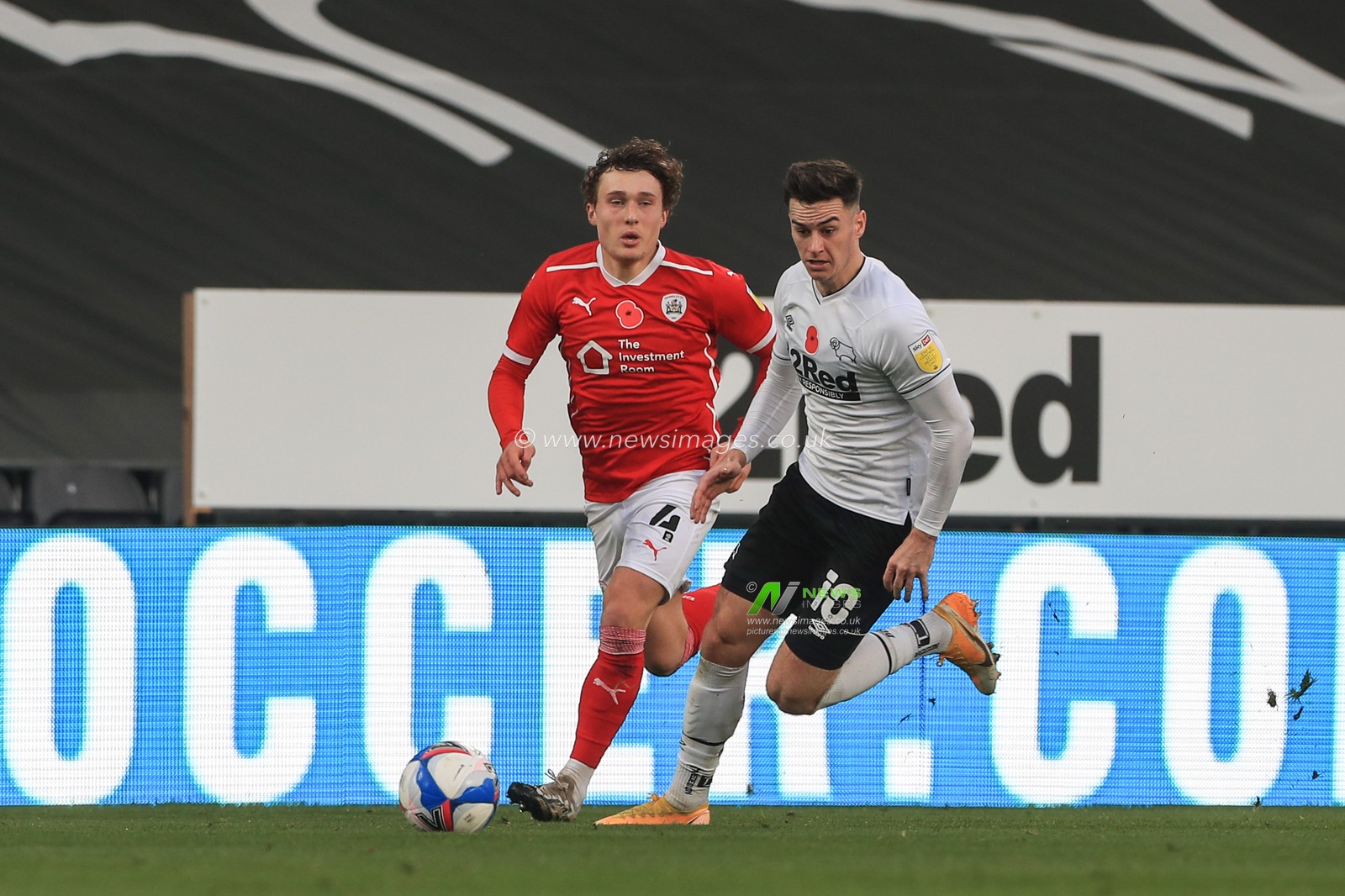 Tom Lawrence #10 of Derby County breaks as Callum Styles #4 of Barnsley tracks him