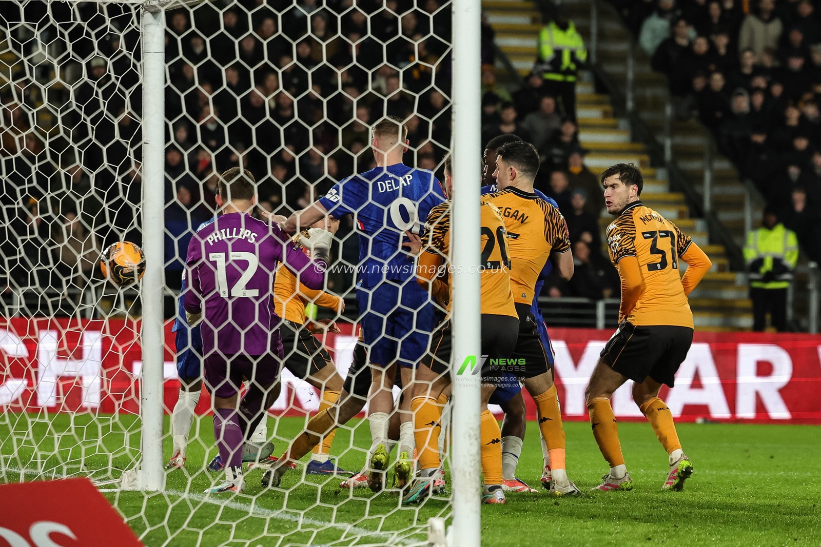 Pedro Neto of Chelsea scores to make it 0-2 during the Emirates FA Cup 4th Round match Hull City vs Chelsea at MKM Stadium, Hull, United Kingdom on 13 February 2026

(Photo by Mark Cosgrove/News Images)