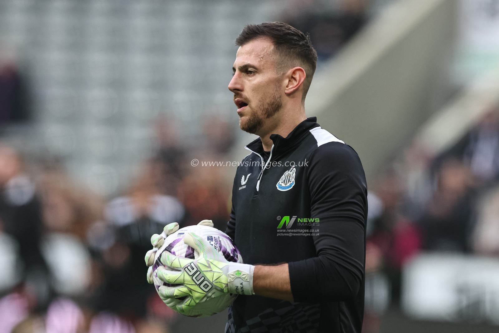 Martin DÃºbravka of Newcastle United in the pregame warmup session during the Premier League match Newcastle United vs Everton at St. James's Park, Newcastle, United Kingdom, 2nd April 2024

(Photo by Mark Cosgrove/News Images)