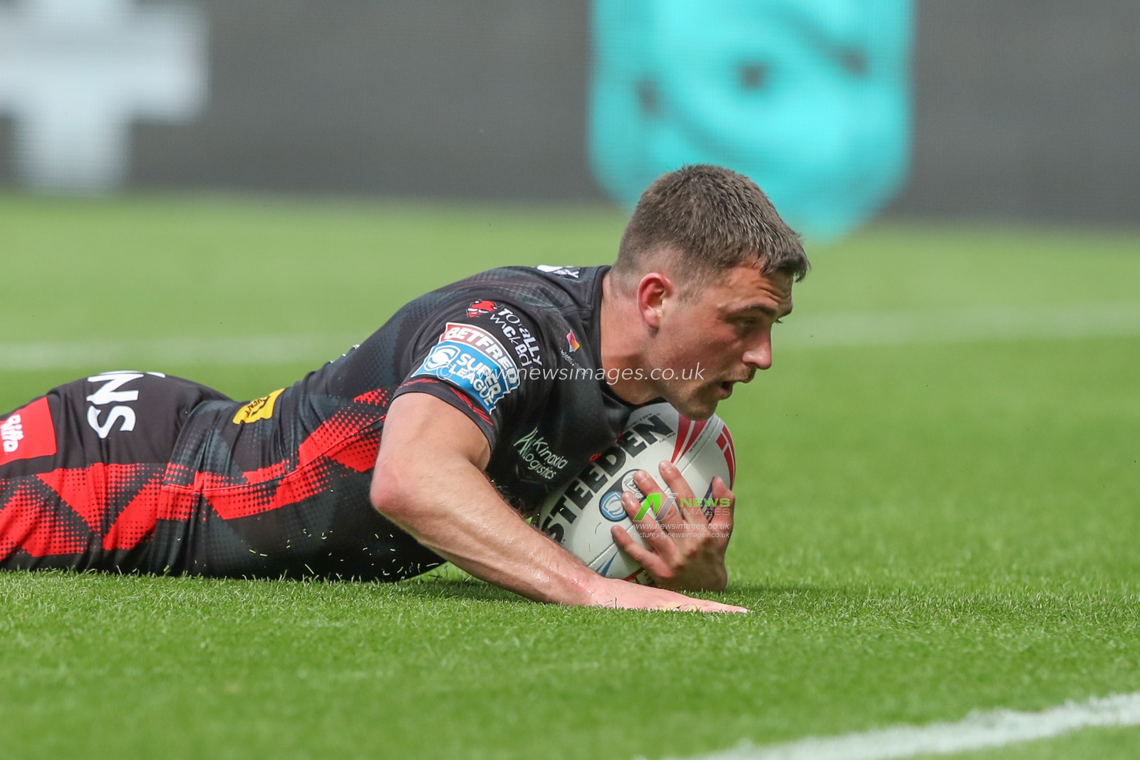 Lewis Dodd of St. Helens goes over for a try during the Betfred Super League Round 20 match Hull FC vs St Helens at MKM Stadium, Hull, United Kingdom, 3rd August 2024

(Photo by Alfie Cosgrove/News Images)