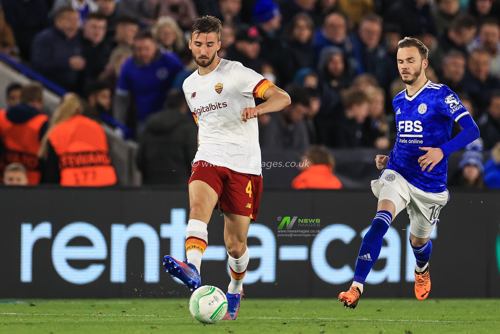 Bryan Cristante #4 of Roma passes the ball