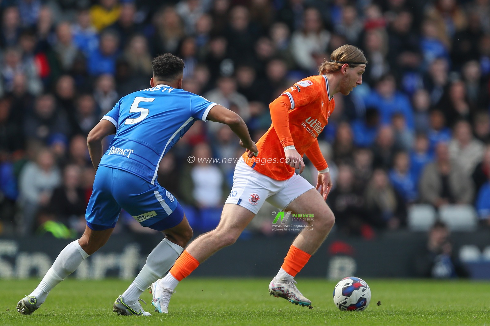 Josh Bowler #11 of Blackpool runs with the ball during the Sky Bet Championship match Birmingham City vs Blackpool at St Andrews, Birmingham, United Kingdom, 22nd April 2023

(Photo by Gareth Evans/News Images)