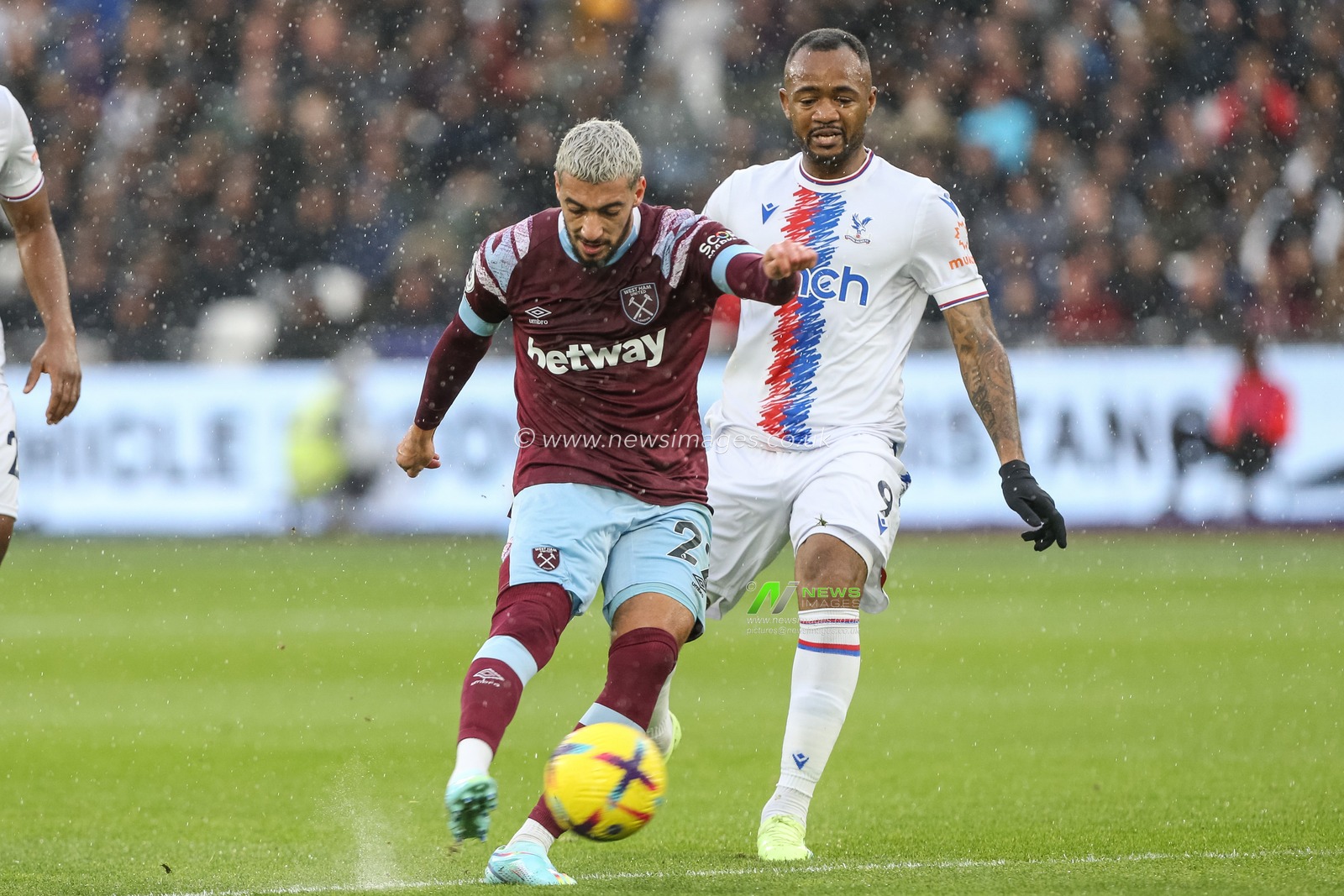 SaÃ¯d Benrahma #22 of West Ham United scores a goal to make it 1-0 during the Premier League match West Ham United vs Crystal Palace at London Stadium, London, United Kingdom, 6th November 2022

(Photo by Arron Gent/News Images)