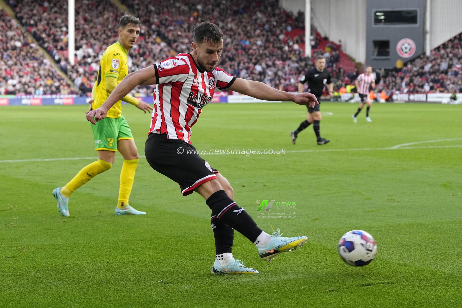 George Baldock #2 of Sheffield United crosses the ball during the Sky Bet Championship match Sheffield United vs Norwich City at Bramall Lane, Sheffield, United Kingdom, 22nd October 2022

(Photo by Steve Flynn/News Images)