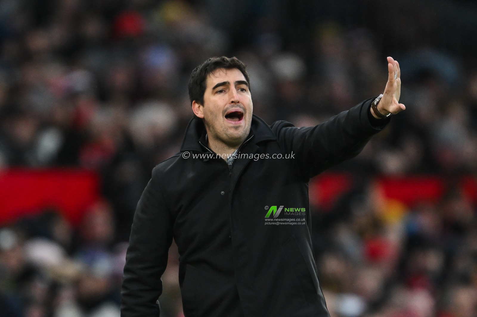 Andoni Iraola Manager of Bournemouth gives his team instructions during the Premier League match Manchester United vs Bournemouth at Old Trafford, Manchester, United Kingdom, 22nd December 2024

(Photo by Craig Thomas/News Images)