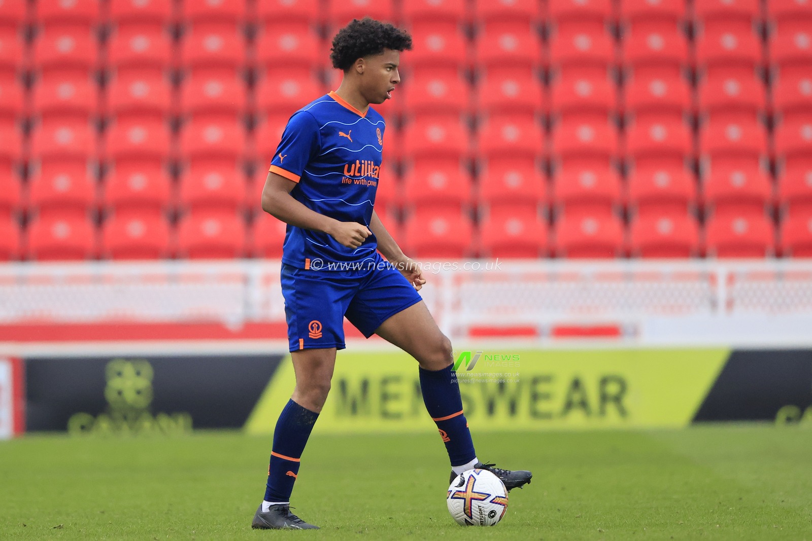 Johnson Opawole of Blackpool during the FA Youth Cup Third Round Proper match Stoke City U18 vs Blackpool U18 at Bet365 Stadium, Stoke-on-Trent, United Kingdom, 17th December 2022

(Photo by Conor Molloy/News Images)