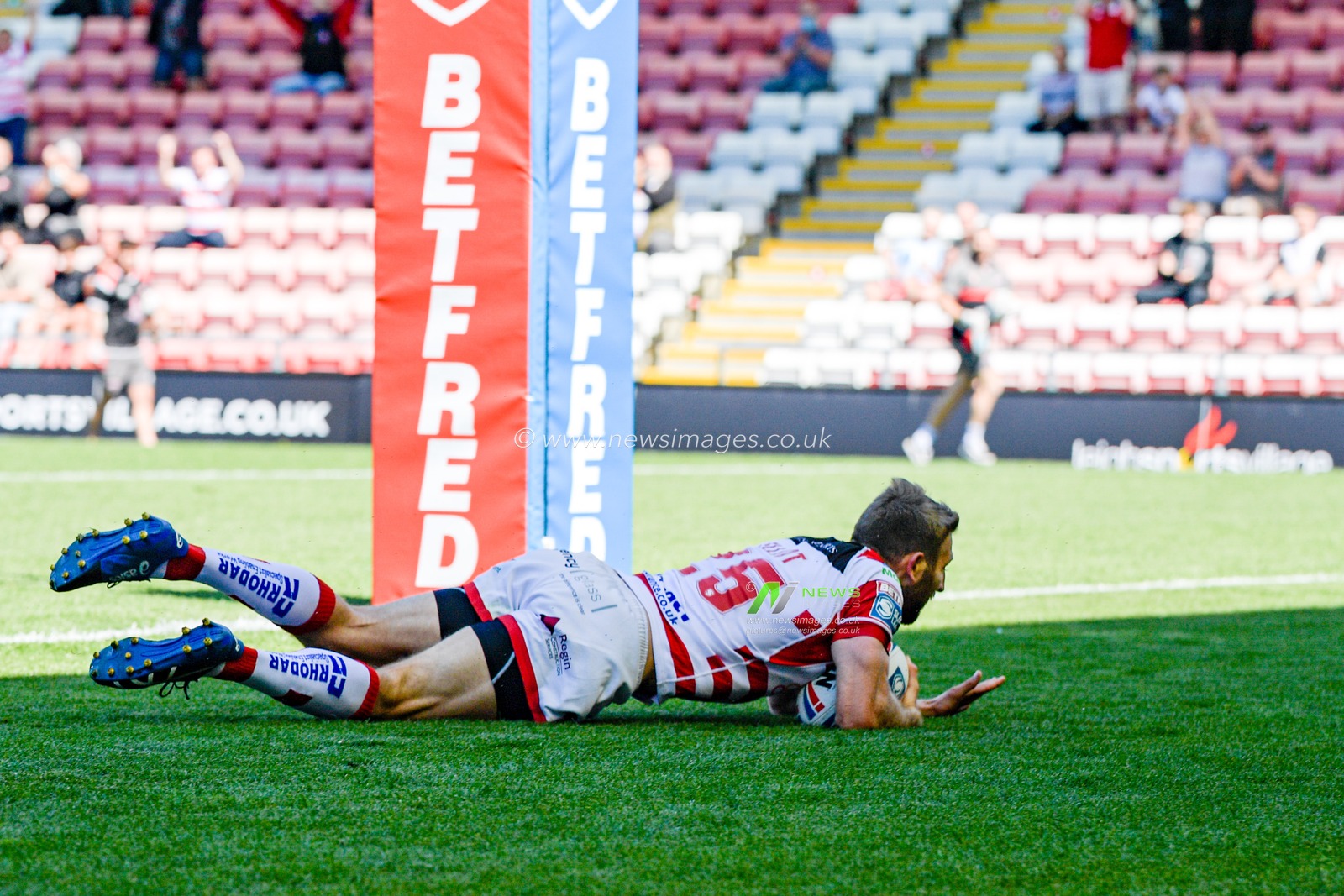 Brendan Elliot (25) of Leigh Centurions goes over for a try to make it 10-6