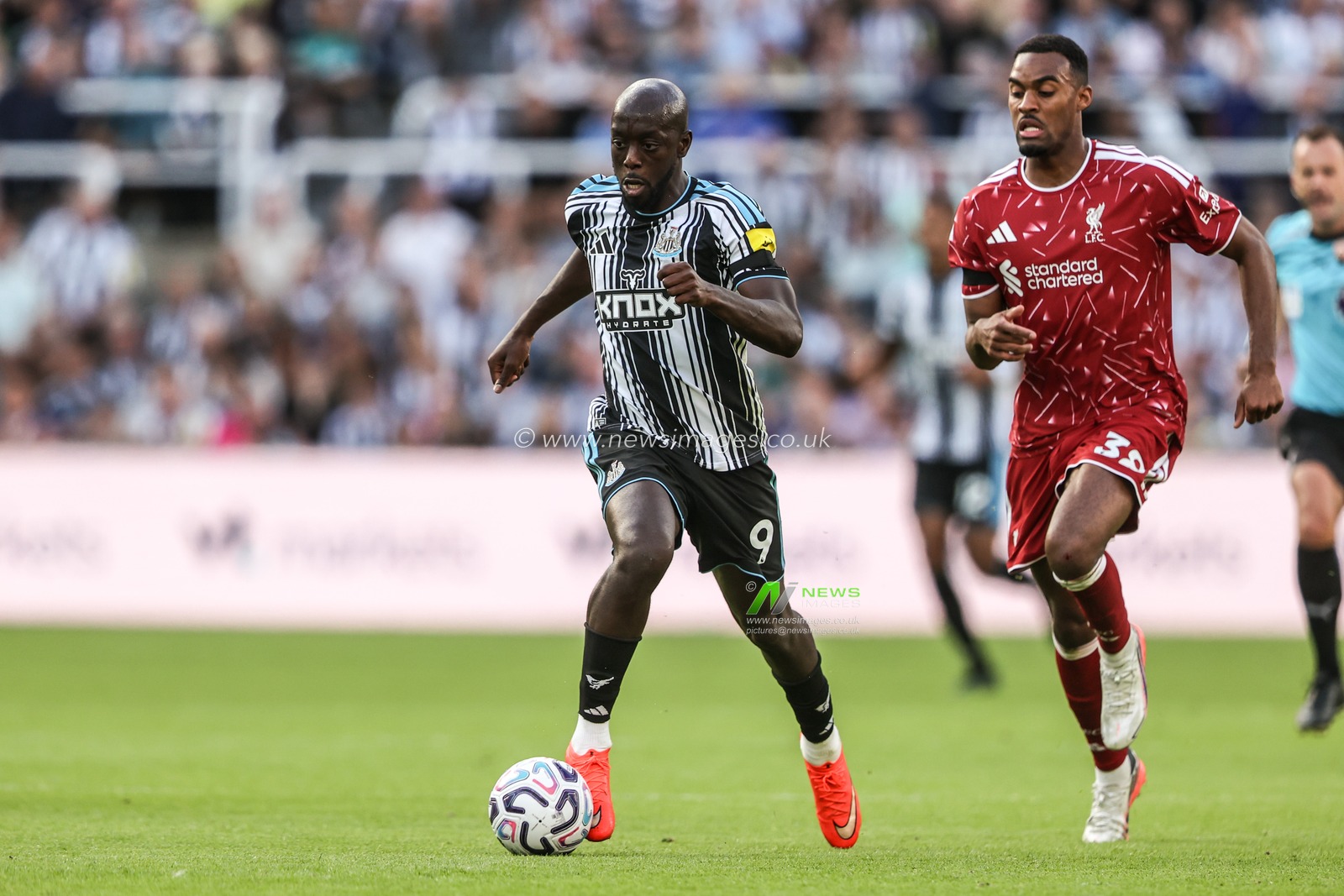 Yoane Wissa of Newcastle United breaks with the ball during the Premier League match Newcastle Untied vs Liverpool at St. James's Park, Newcastle, United Kingdom on 23 August 2026

(Photo by Alfie Cosgrove/News Images)