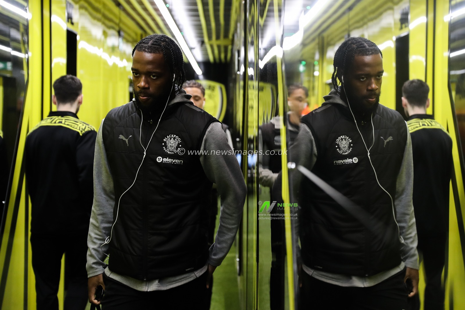 Joshua Onomah of Blackpool arrives ahead of the Sky Bet League 1 match Burton Albion vs Blackpool at Pirelli Stadium, Burton upon Trent, United Kingdom, 8th February 2025

(Photo by Gareth Evans/News Images)