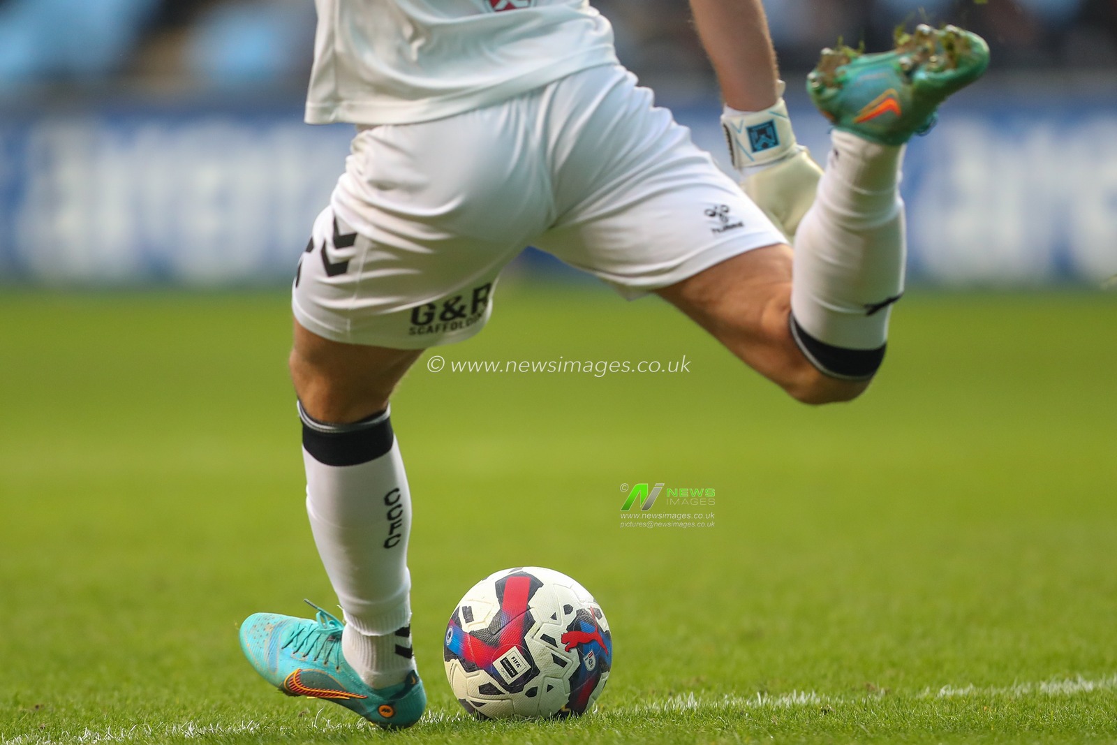 Ben Wilson #13 of Coventry City takes a goal kick during the Sky Bet Championship match Coventry City vs Huddersfield Town at Coventry Building Society Arena, Coventry, United Kingdom, 28th January 2023

(Photo by Gareth Evans/News Images)