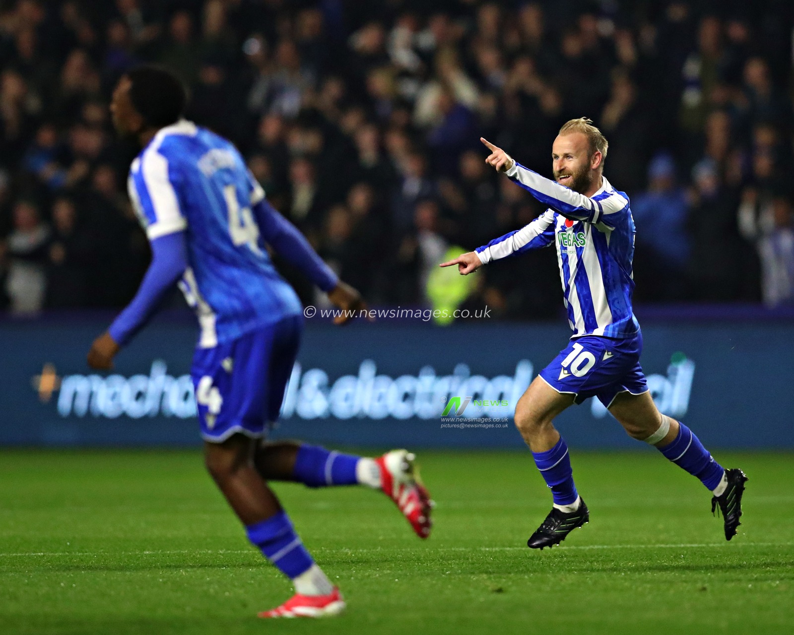 Barry Bannan of Sheffield Wednesday celebrates scoring to make it 1-0 during the Sky Bet Championship match Sheffield Wednesday vs Norwich City at Hillsborough, Sheffield, United Kingdom, 5th November 2025(Photo by Sam Eaden/News Images)*** GER AUT SUI OUT ***