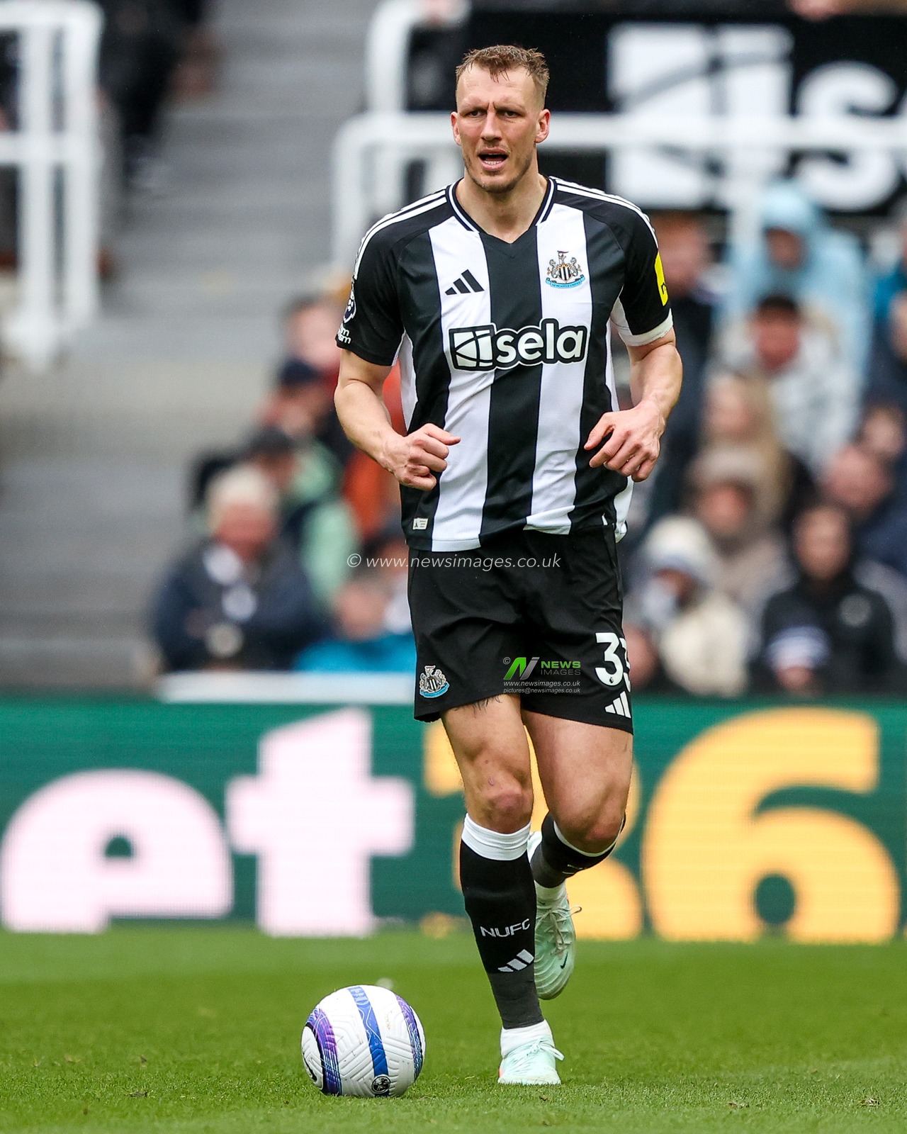 Dan Burn of Newcastle United runs with the ball during the Premier League match Newcastle United vs Nottingham Forest at St. James's Park, Newcastle, United Kingdom, 23rd February 2025

(Photo by Alfie Cosgrove/News Images)