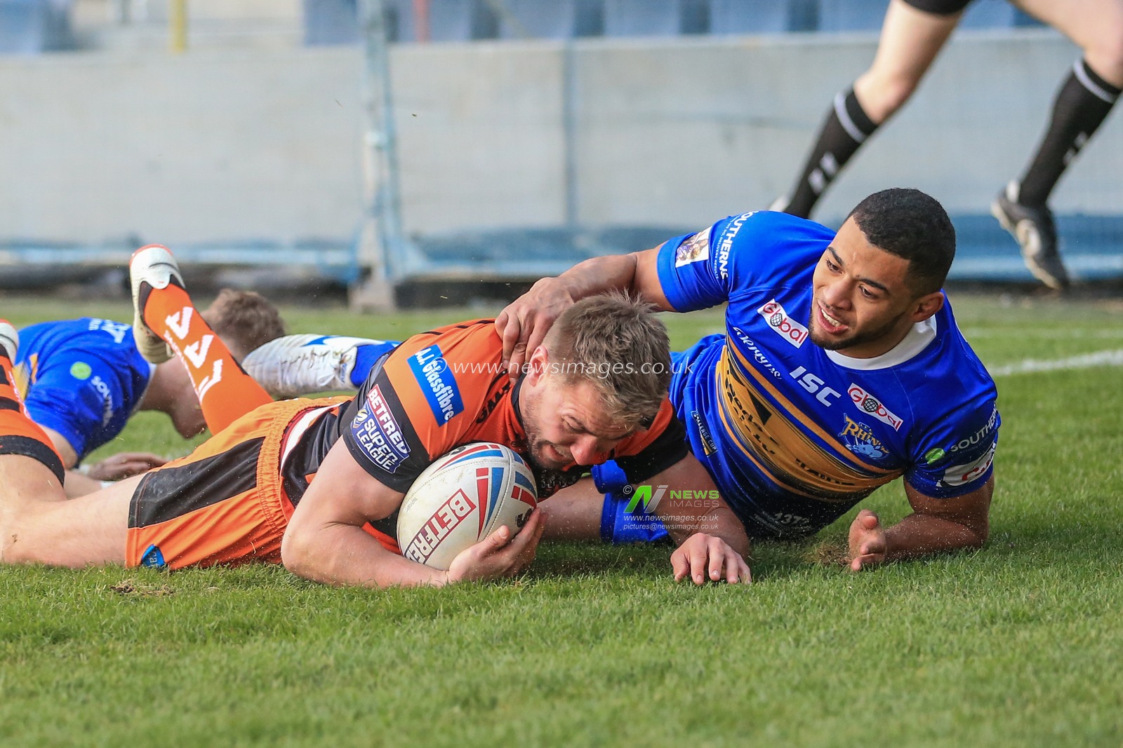 20th January 2019, Emerald Headingley Stadium, Leeds, England; Betfred Super League warm up and Kallum Watkins testimonial, Leeds Rhinos vs Castleford Tigers ; Michael Shenton (4) of Castleford Tigers  runs on to score a try 

Credit: Mark Cosgrove/News Images