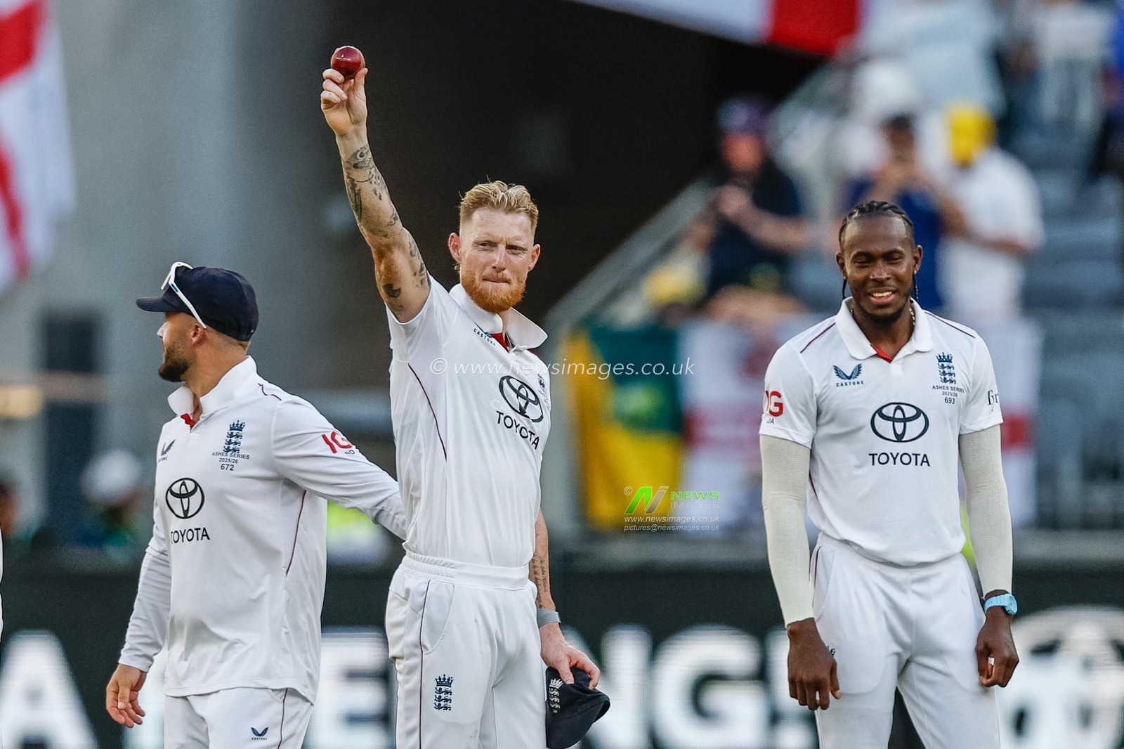England captain Ben Stokes celebrates his 5th wicket of the session during the NRMA Insurance Ashes First Test Day 1 Series Australia vs England at Optus Stadium, Perth, Australia, 20th November 2025

(Photo by Santanu Banik/News Images)

*** GER AUT SUI OUT ***