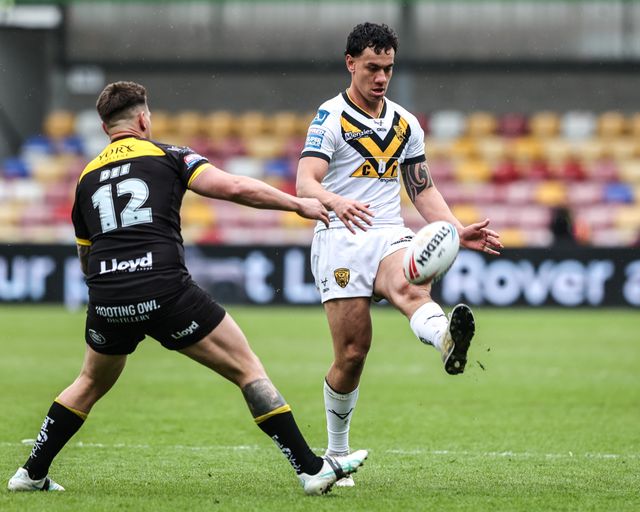 Daejarn Asi of Castleford Tigers kicks the ball up field during the Betfred Super League round 12 match York Knights vs Castleford Tigers at LNER Community Stadium, York, United Kingdom on 16 May 2026

(Photo by Alfie Cosgrove/News Images)