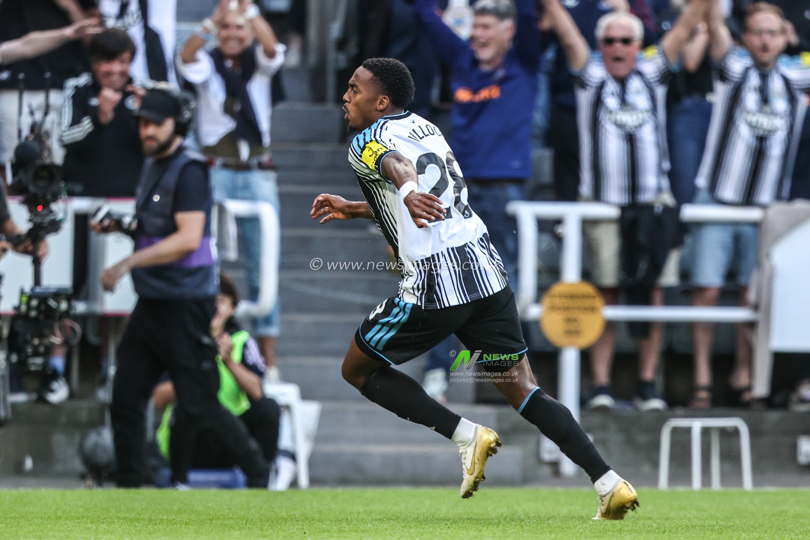 Joe Willock of Newcastle United celebrates his goal to make it 1-1 during the Premier League match Newcastle Untied vs Liverpool at St. James's Park, Newcastle, United Kingdom on 23 August 2026

(Photo by Alfie Cosgrove/News Images)