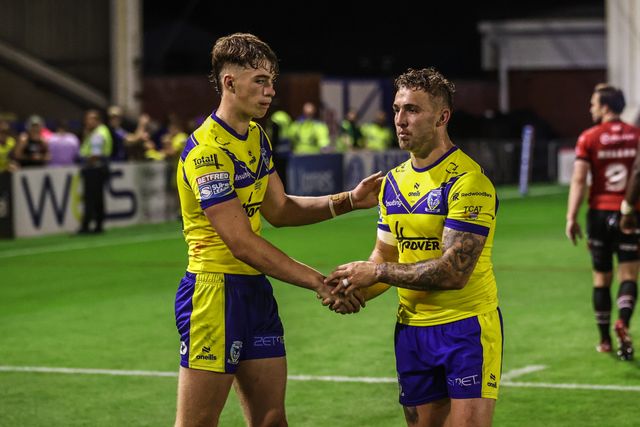 James Duffy of Warrington Wolves shakes hands with Sam Powell of Warrington Wolves after the game during the Betfred Super League Round 24 match Warrington Wolves vs Salford Red Devils at Halliwell Jones Stadium, Warrington, United Kingdom, 29th August 2025

(Photo by Alfie Cosgrove/News Images)