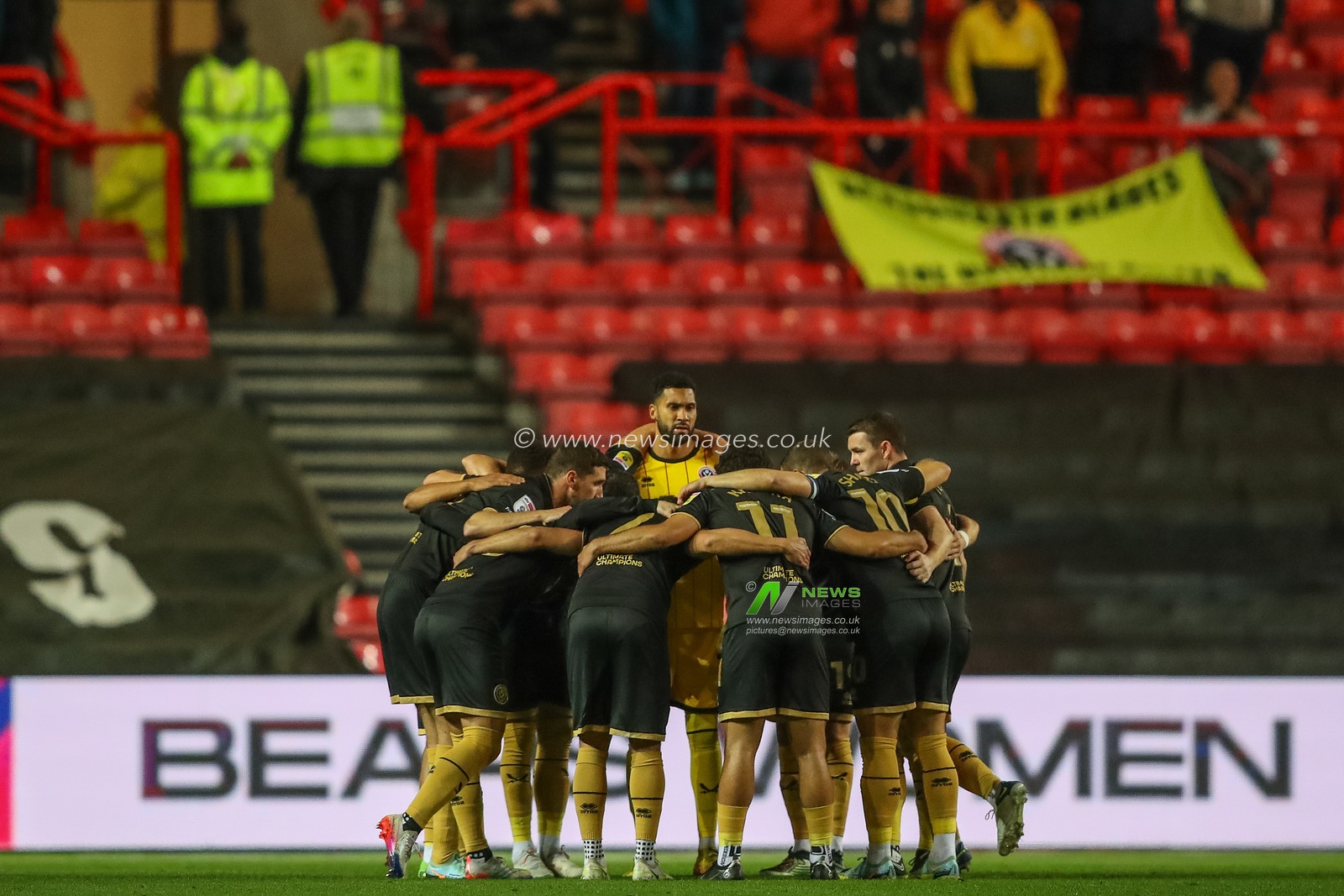 Sheffield United players form a huddle before the Sky Bet Championship match Bristol City vs Sheffield United at Ashton Gate, Bristol, United Kingdom, 1st November 2022

(Photo by Gareth Evans/News Images)