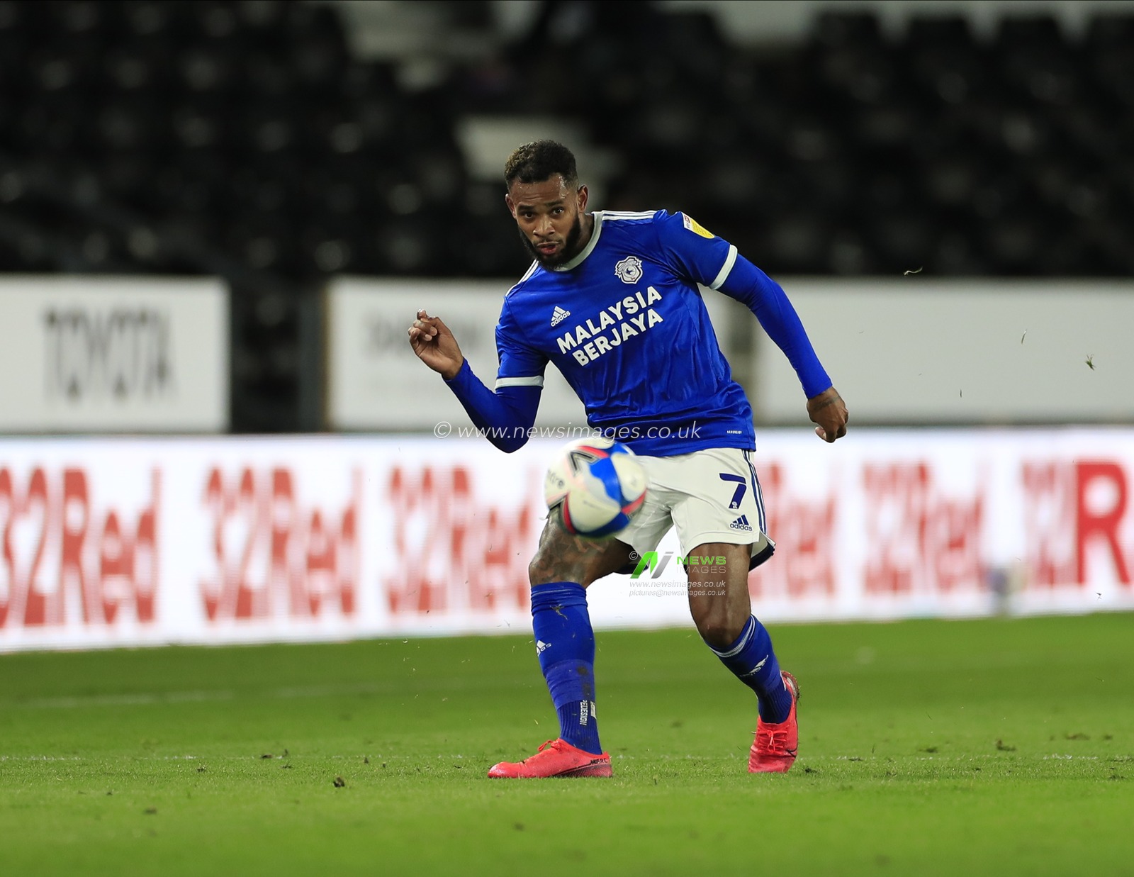 Leandro Bacuna (7) of Cardiff City passes the ball