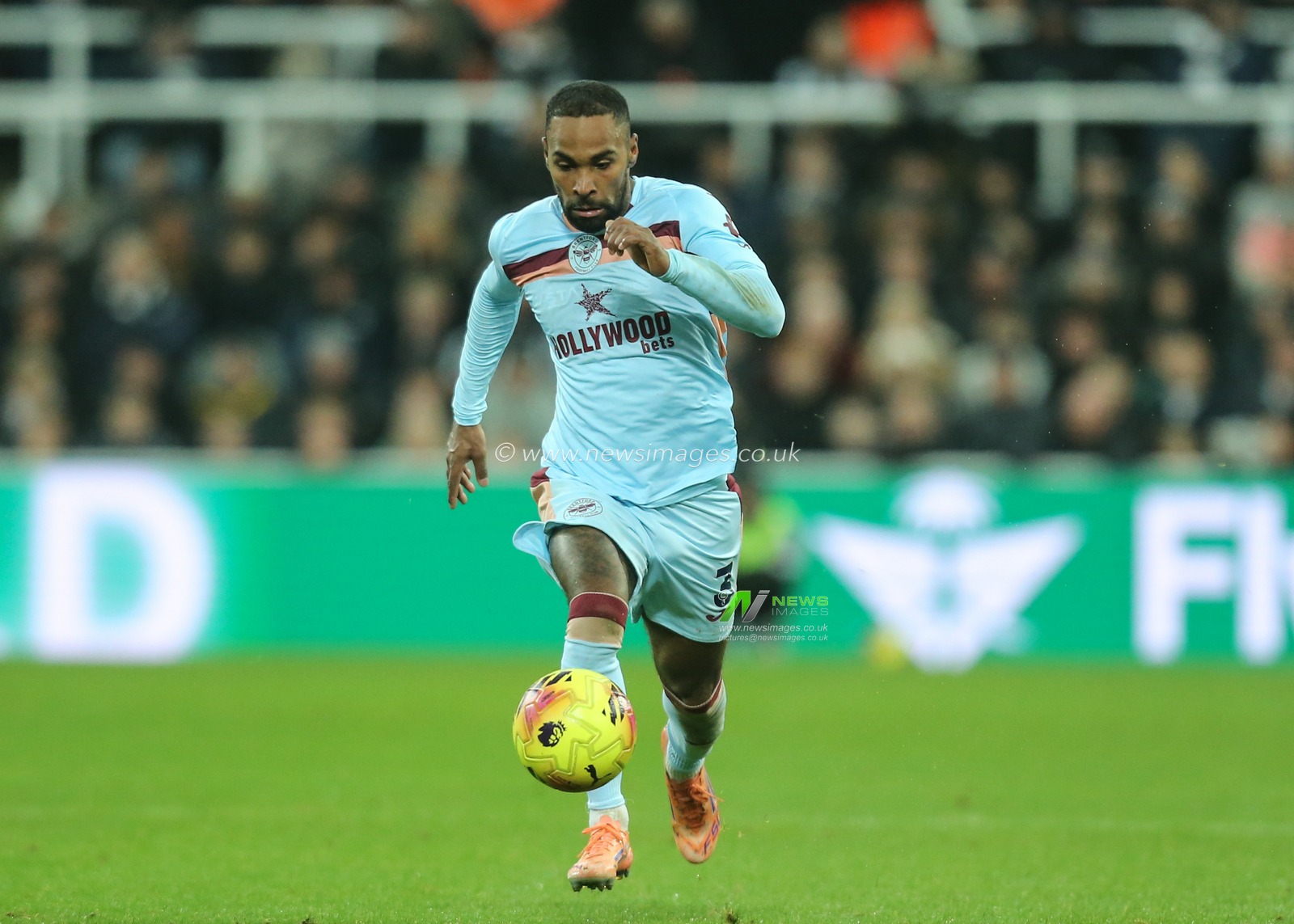 Rico Henry of Brentford breaks with the ball during the Premier League match Newcastle Untied vs Brentford at St. James's Park, Newcastle, United Kingdom on 07 February 2026

(Photo by Richard Bierton/News Images)