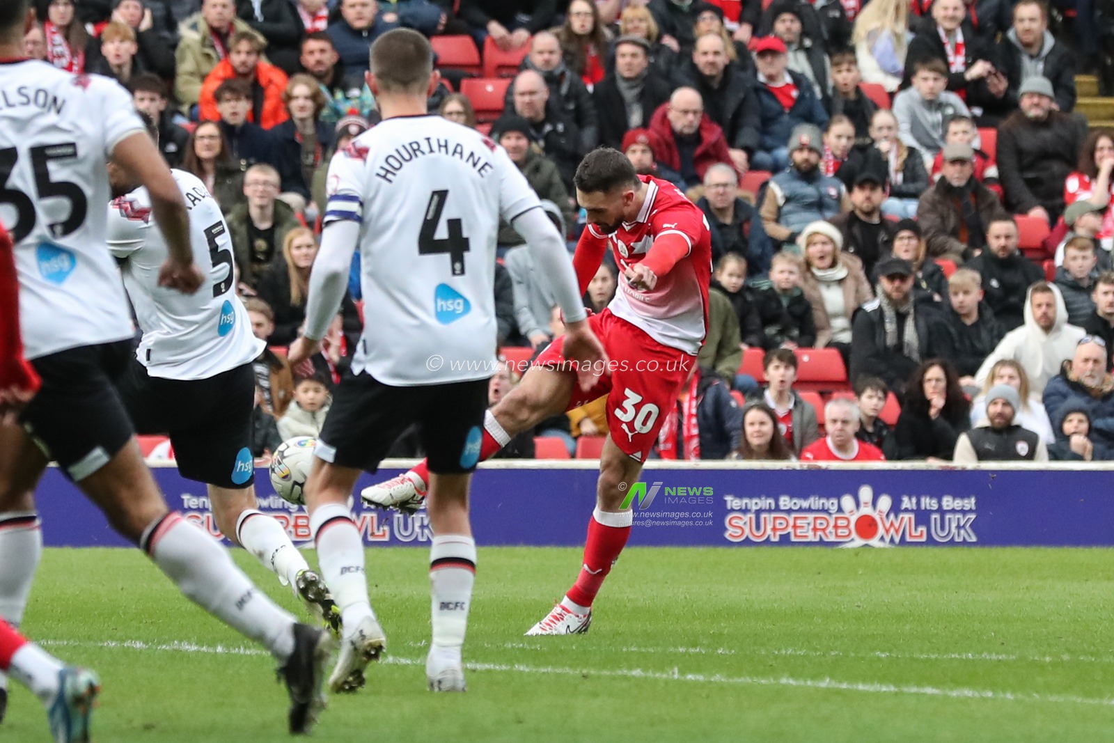 Adam Phillips of Barnsley scores to make it 1-1 during the Sky Bet League 1 match Barnsley vs Derby County at Oakwell, Barnsley, United Kingdom, 24th February 2024

(Photo by Alfie Cosgrove/News Images)
