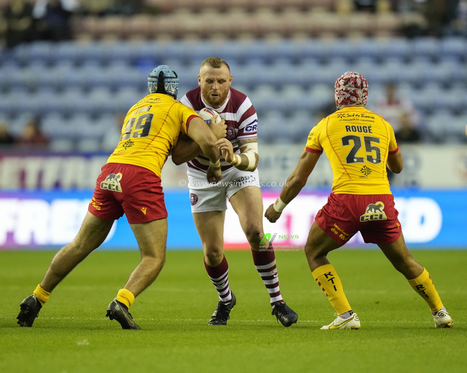 Brad Singleton #8 of Wigan Warriors  runs at Leo Llong #39 of Catalans Dragons during the Betfred Super League match Wigan Warriors vs Catalans Dragons at DW Stadium, Wigan, United Kingdom, 2nd September 2022

(Photo by Steve Flynn/News Images)