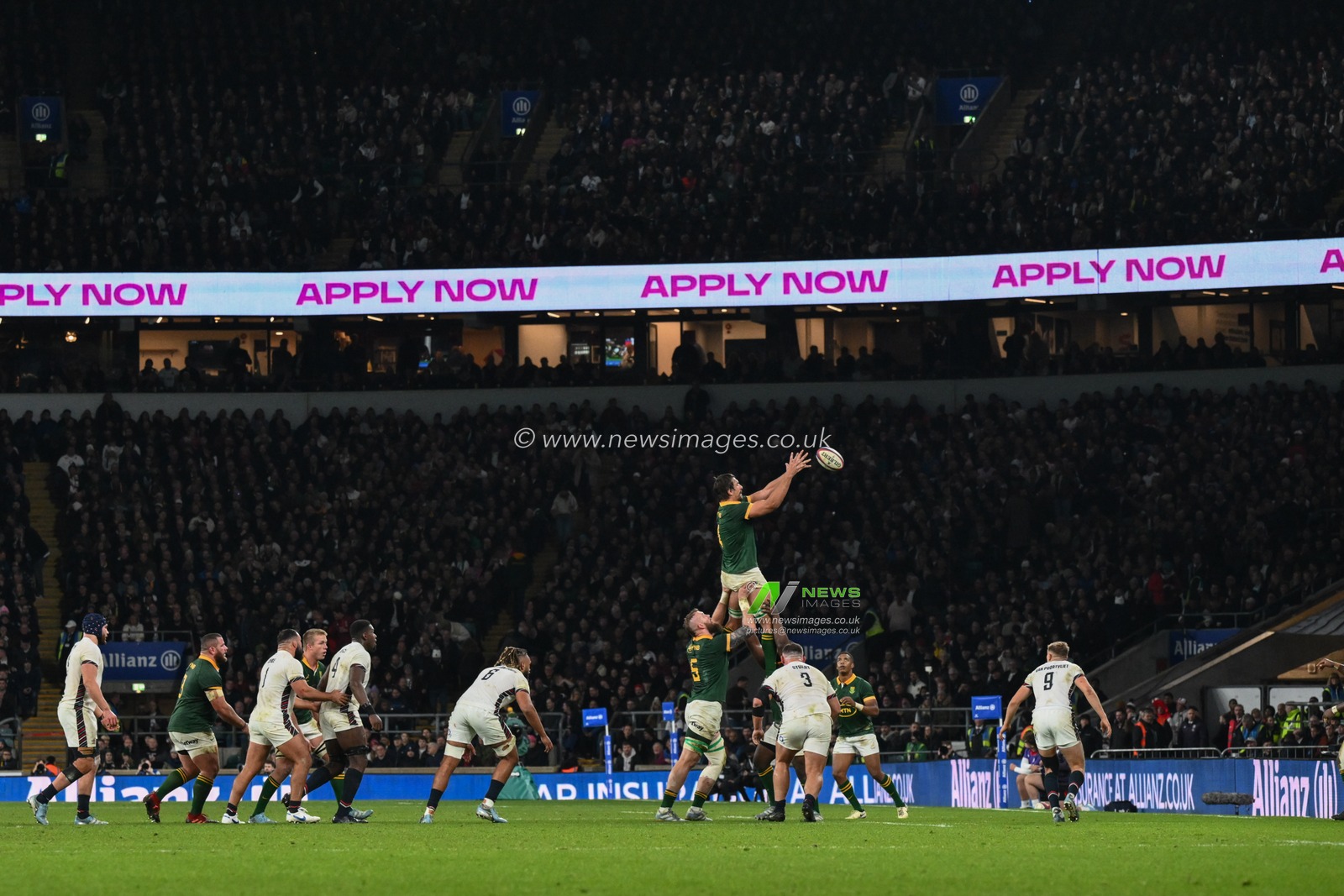 Eben Etzebeth of South Africa claims the ball during the Autumn Nations Series match England vs South Africa at Allianz Stadium,, Twickenham, United Kingdom, 16th November 2024

(Photo by Craig Thomas/News Images)