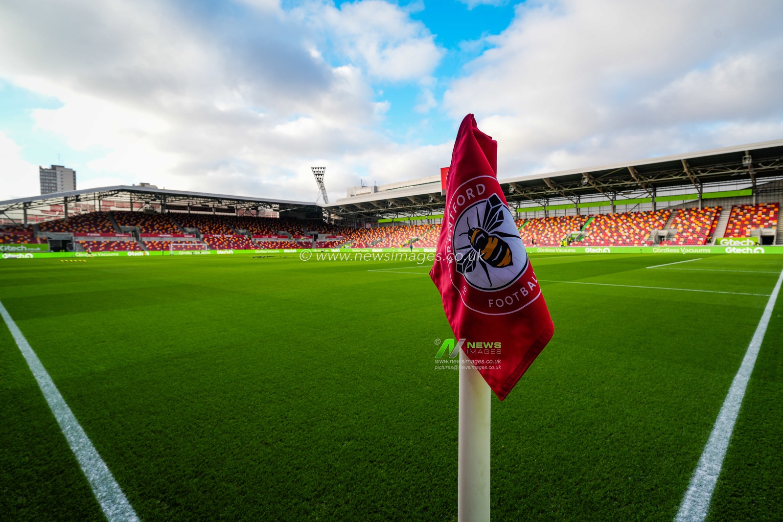 A stadium shot during the Premier League match Brentford vs Bournemouth at The Gtech Community Stadium, London, United Kingdom, 27th December 2025

(Photo by Maynard Manyowa/News Images)

*** GER AUT SUI OUT ***