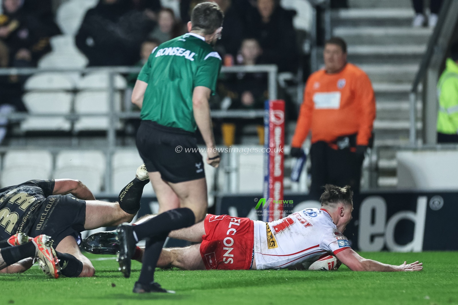 Jack Welsby of St. Helens goes over for a try during the Betfred Super League Round 3 match St Helens vs Leigh Leopards at Totally Wicked Stadium, St Helens, United Kingdom, 1st March 2024

(Photo by Mark Cosgrove/News Images)