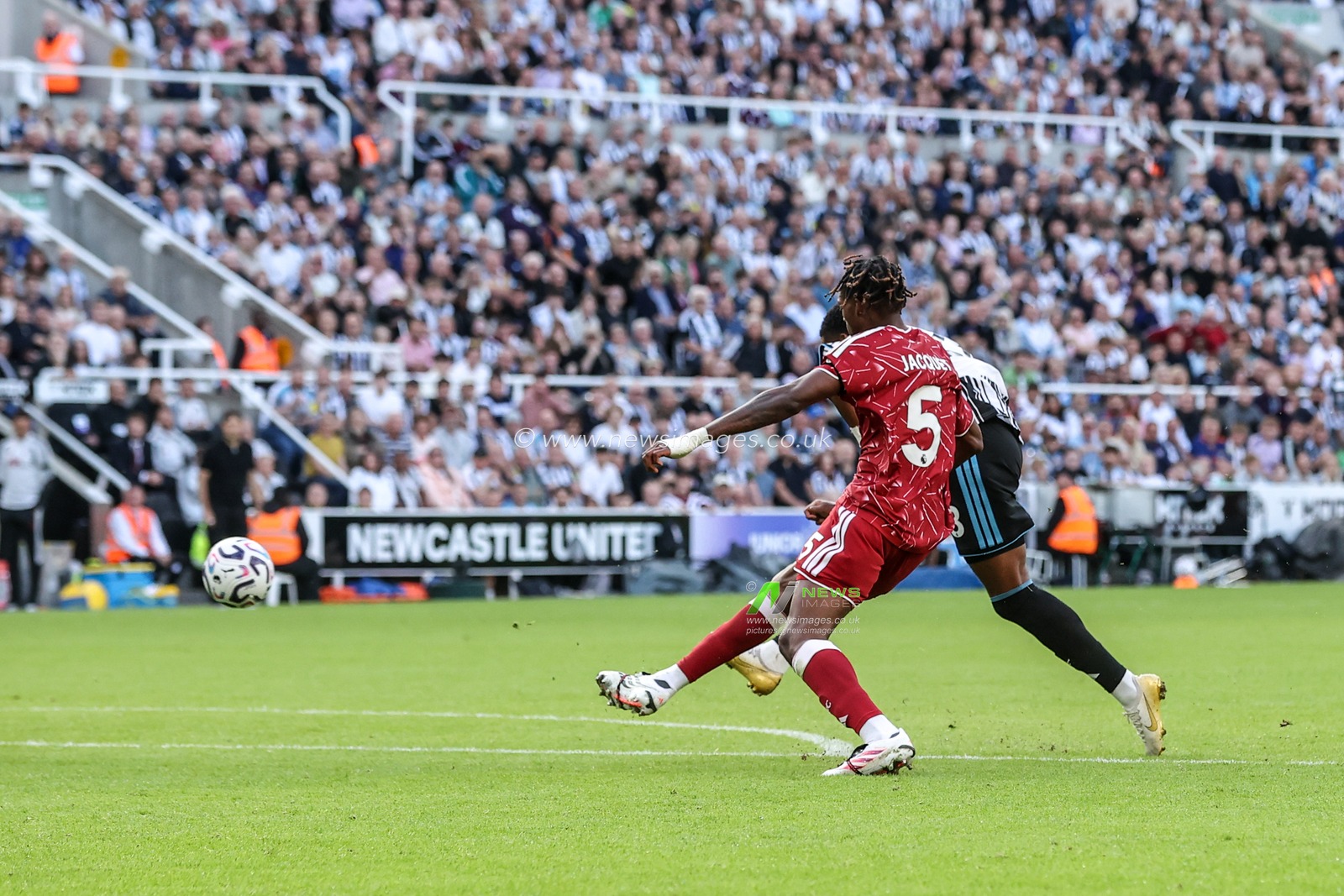 Joe Willock of Newcastle United scores to make it 2-1 during the Premier League match Newcastle Untied vs Liverpool at St. James's Park, Newcastle, United Kingdom on 23 August 2026

(Photo by Alfie Cosgrove/News Images)