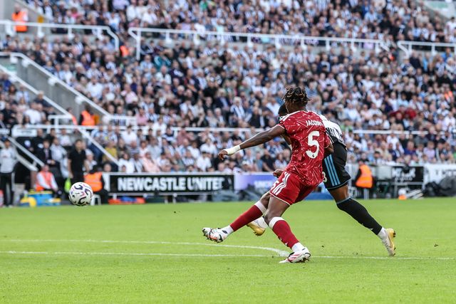 Joe Willock of Newcastle United scores to make it 2-1 during the Premier League match Newcastle Untied vs Liverpool at St. James's Park, Newcastle, United Kingdom on 23 August 2026

(Photo by Alfie Cosgrove/News Images)