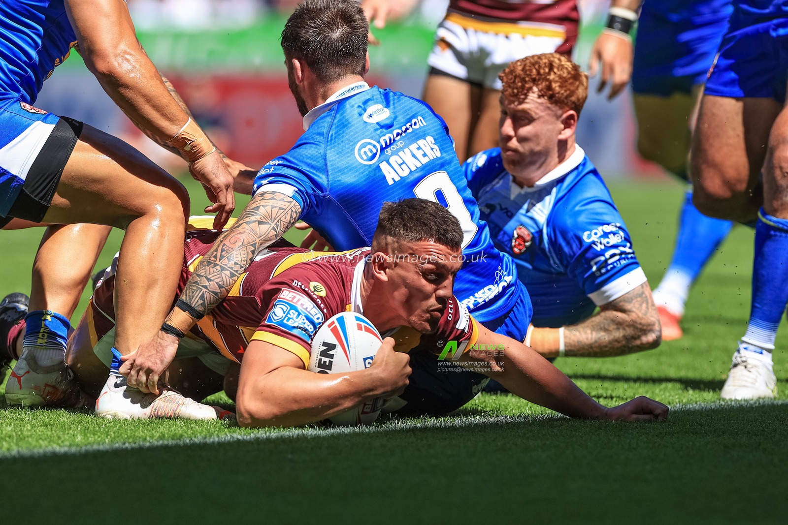 Owen Trout #17 of Huddersfield Giants goes over for a try