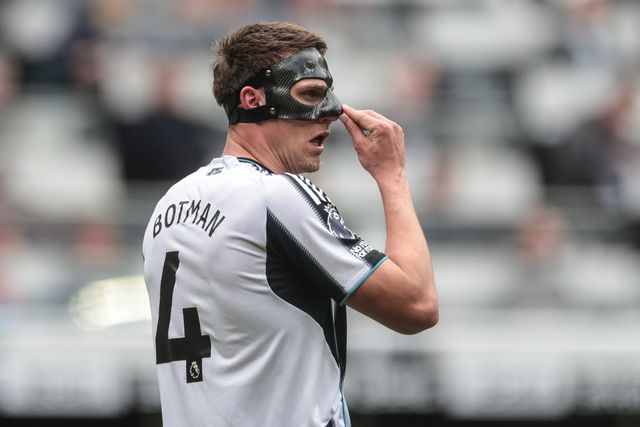 Sven Botman of Newcastle Untied adjusts his carbon fibre face mask during the Premier League match Newcastle Untied vs Bournemouth at St. James's Park, Newcastle, United Kingdom on 18 April 2026

(Photo by Mark Cosgrove/News Images)